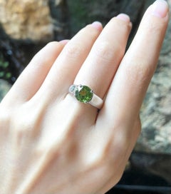Anello con peridoto incastonato in oro bianco da 18 carati