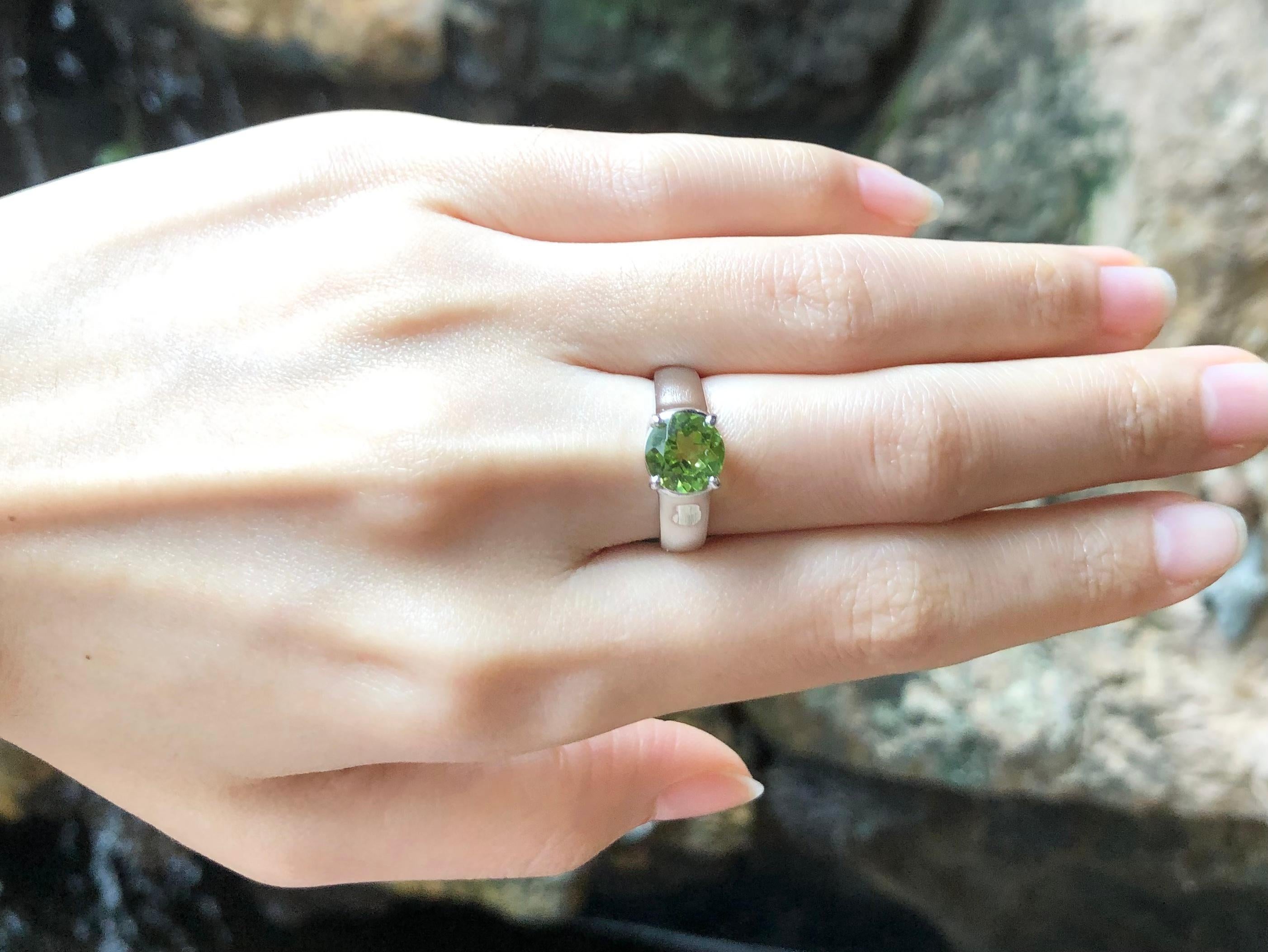 Peridot-Ring in 18 Karat Weißgold gefasst (Zeitgenössisch) im Angebot
