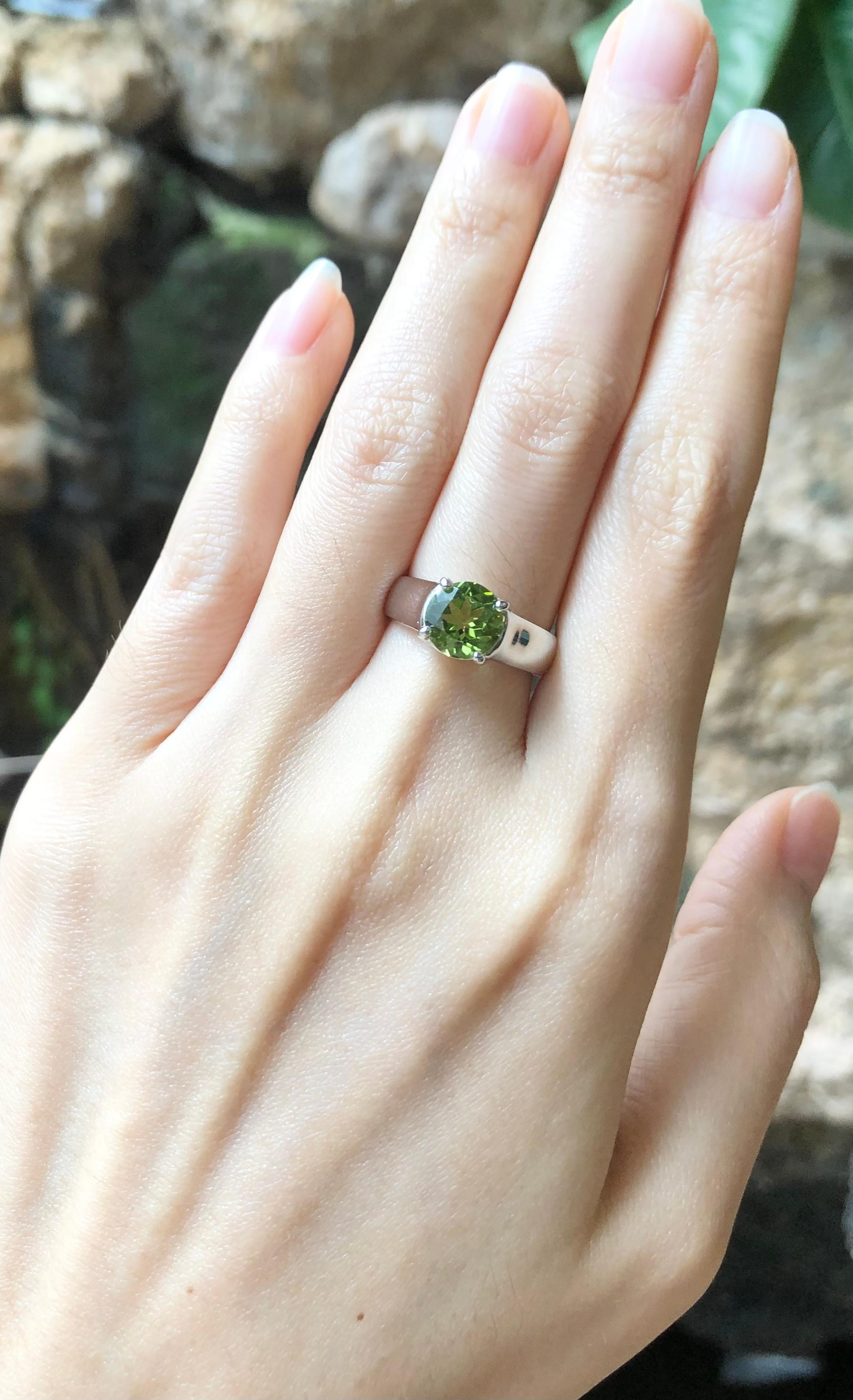 Peridot-Ring in 18 Karat Weißgold gefasst (Rundschliff) im Angebot