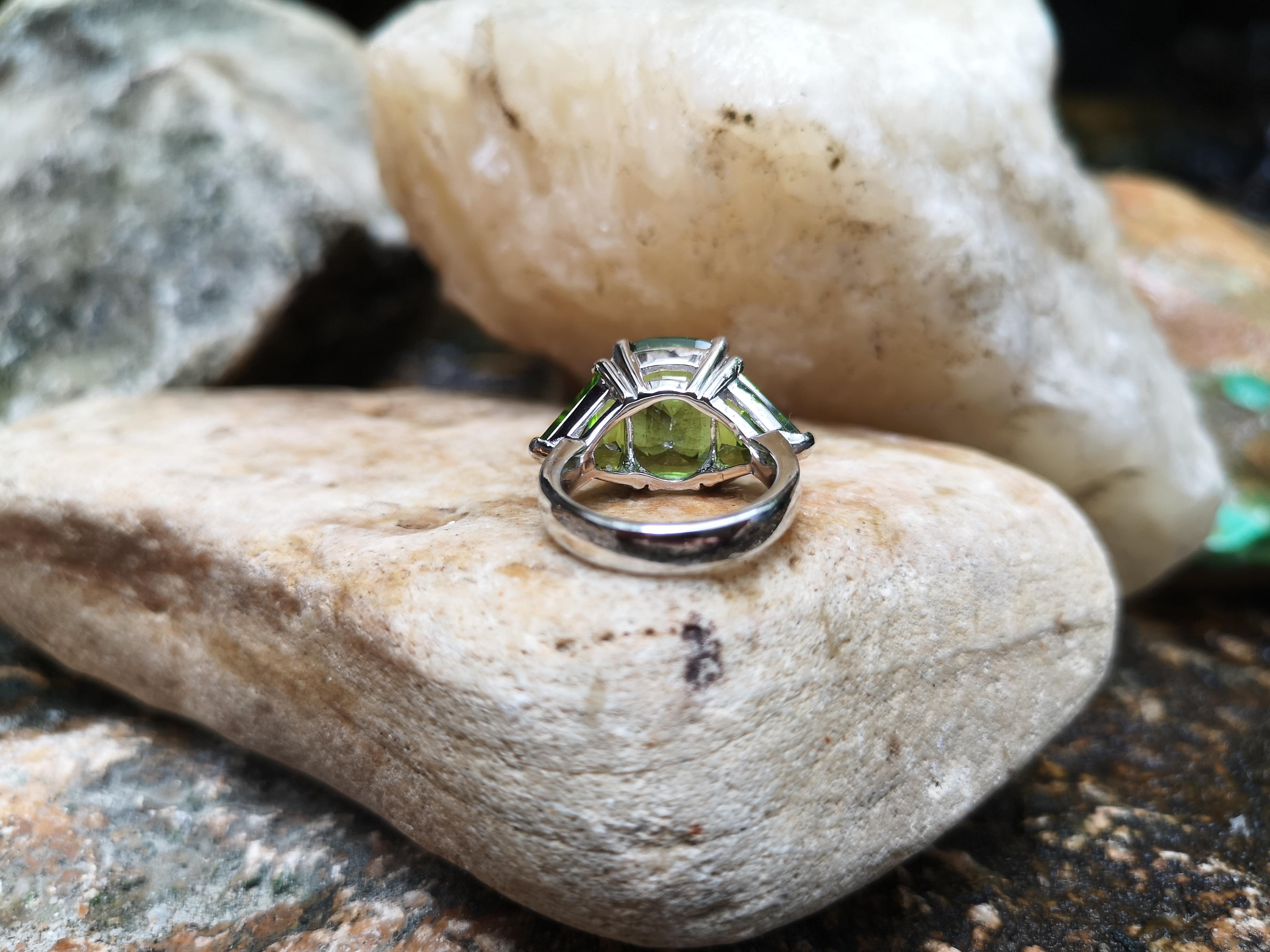 Peridot Ring Set in 18 Karat White Gold Settings In New Condition For Sale In Bangkok, TH