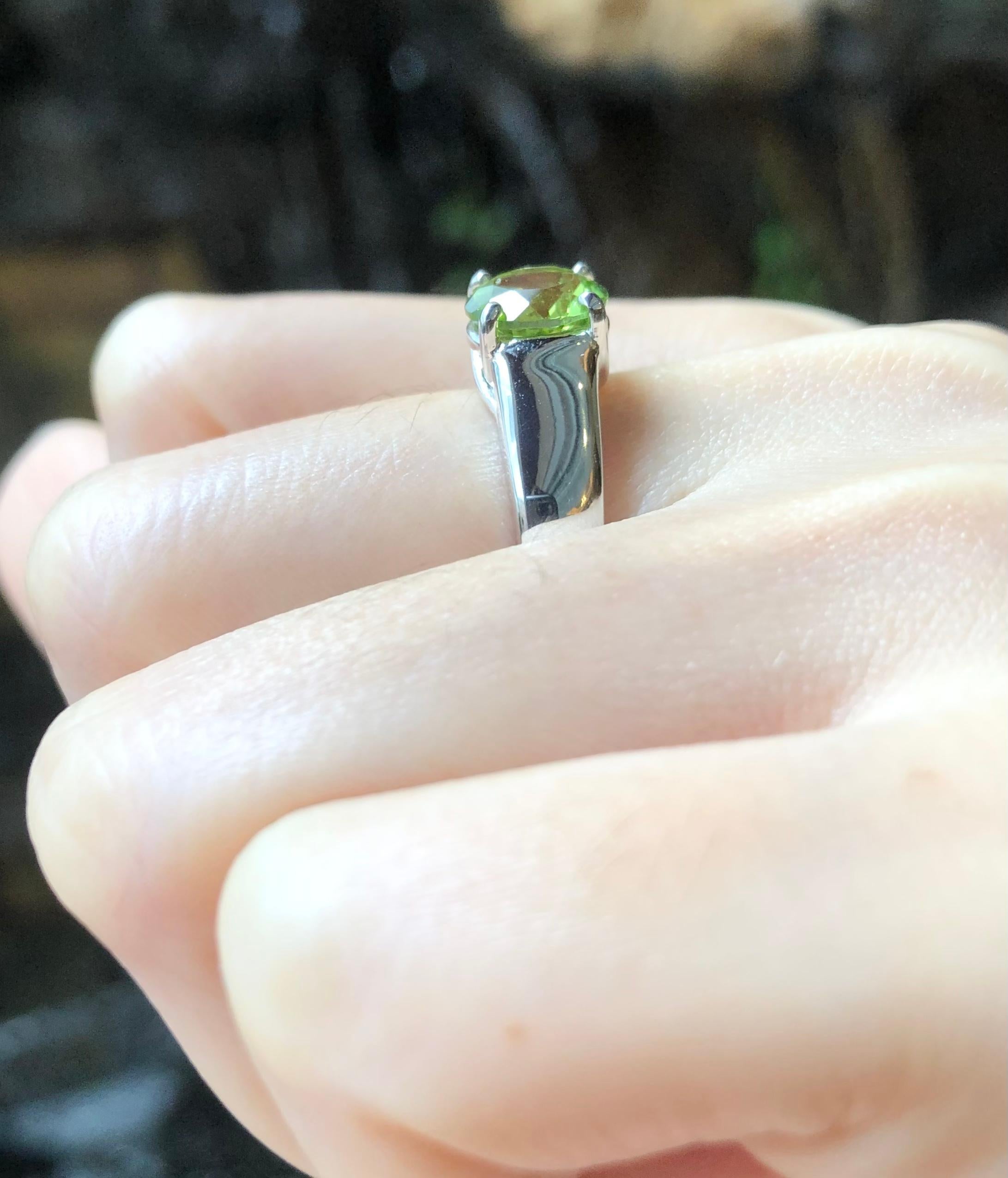 Peridot-Ring in 18 Karat Weißgold gefasst im Zustand „Neu“ im Angebot in Bangkok, TH