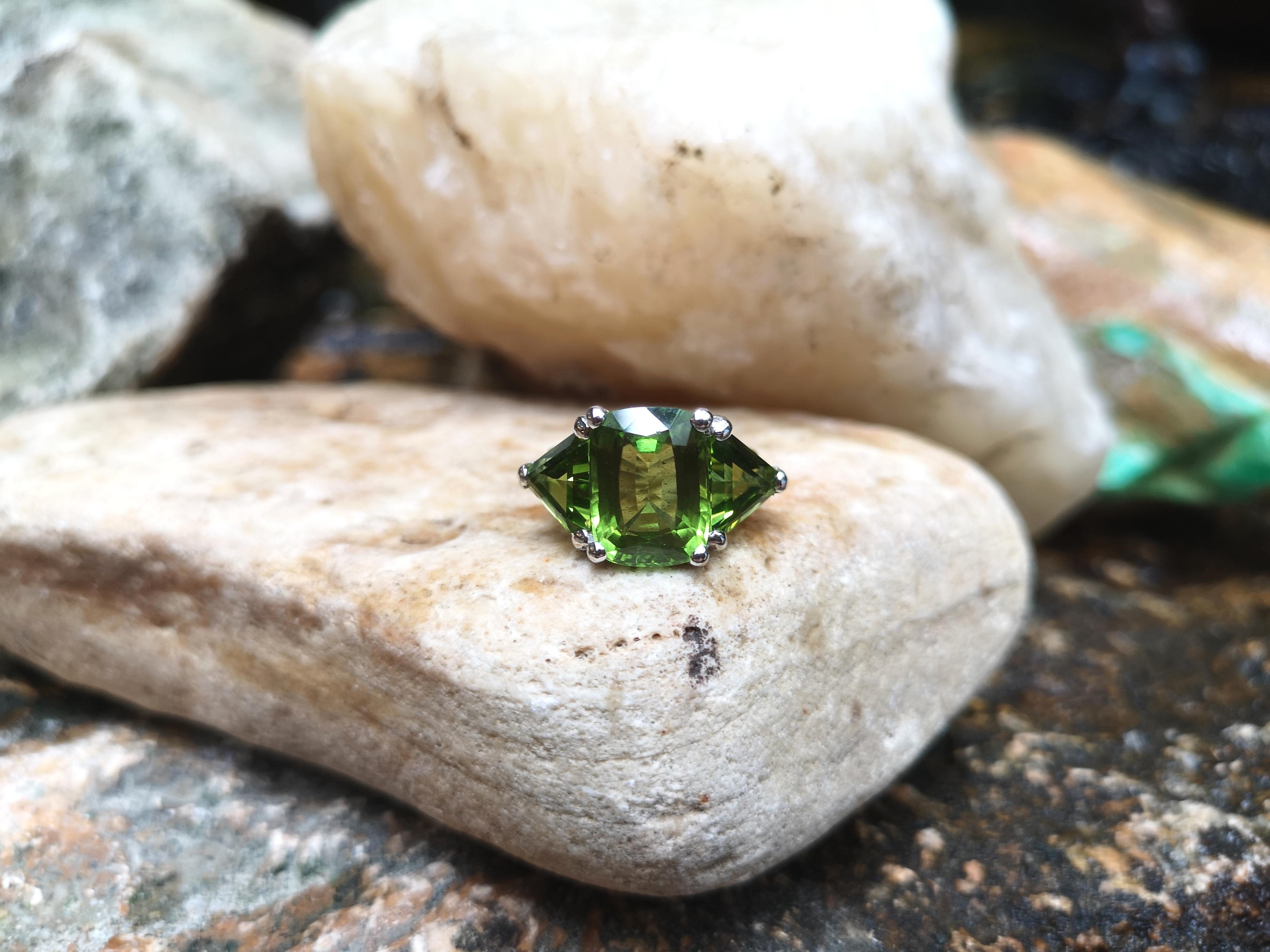 Peridot Ring Set in 18 Karat White Gold Settings For Sale 1