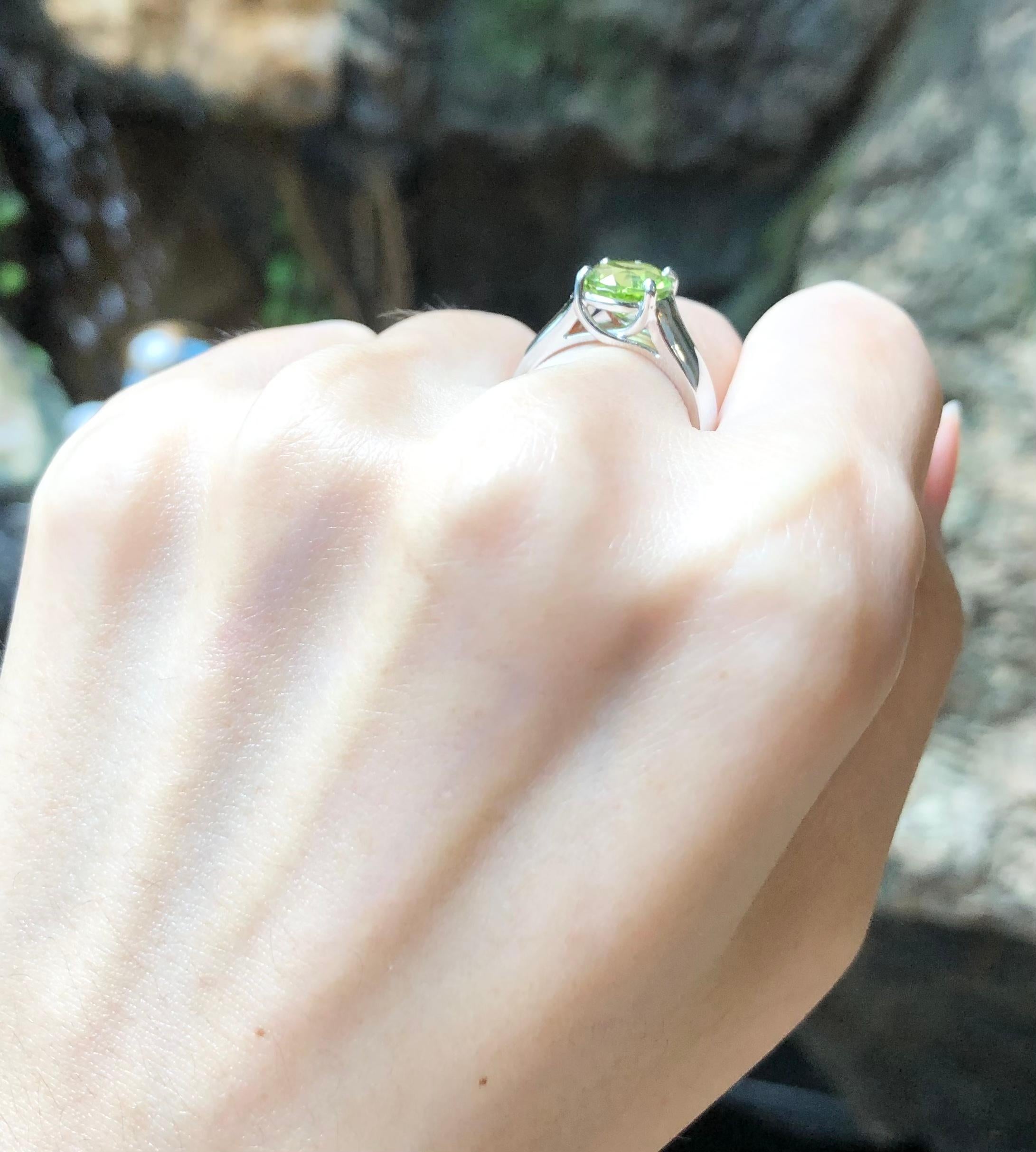 Peridot-Ring in 18 Karat Weißgold gefasst im Angebot 1