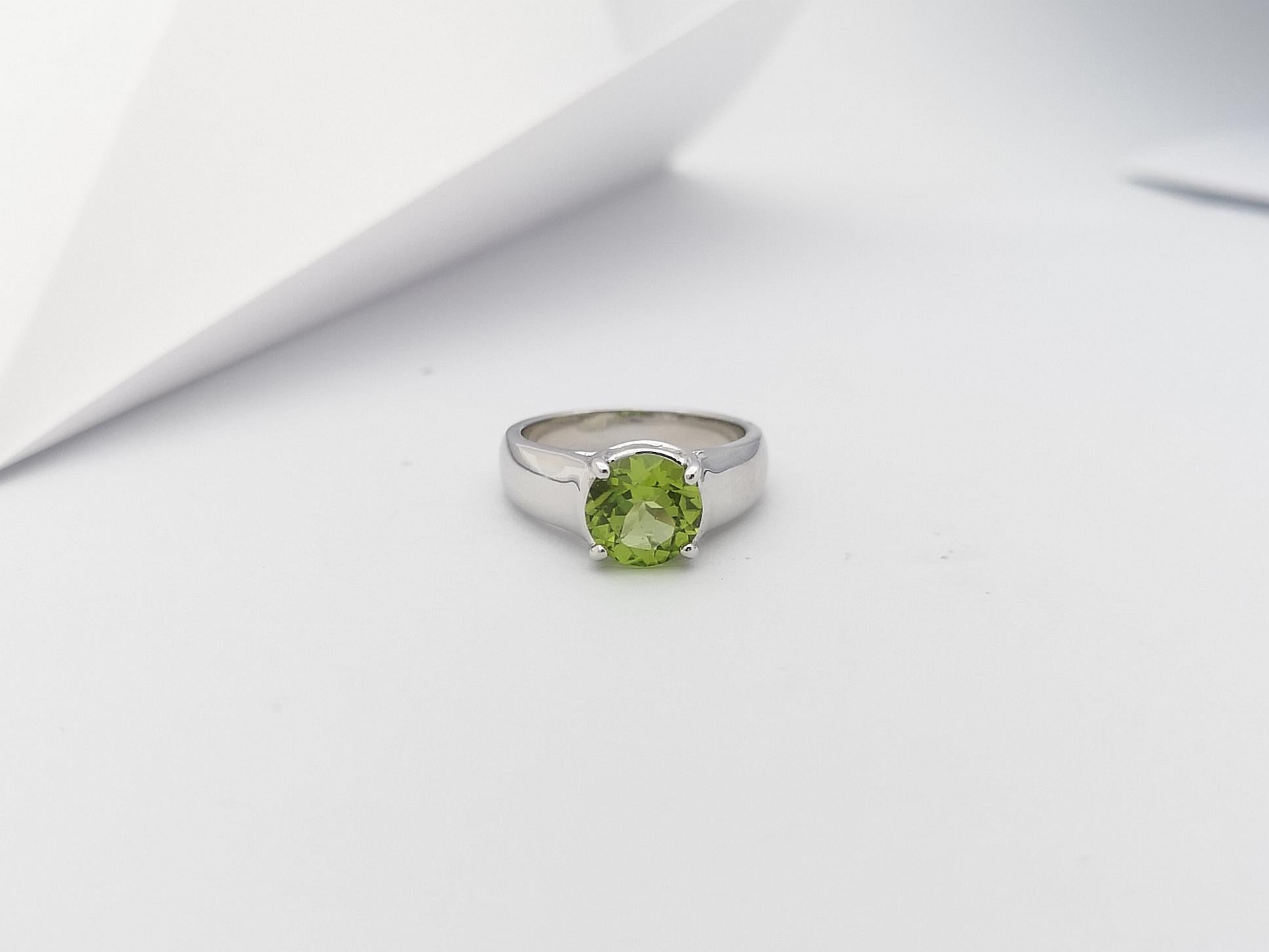 Peridot-Ring in 18 Karat Weißgold gefasst im Angebot 2