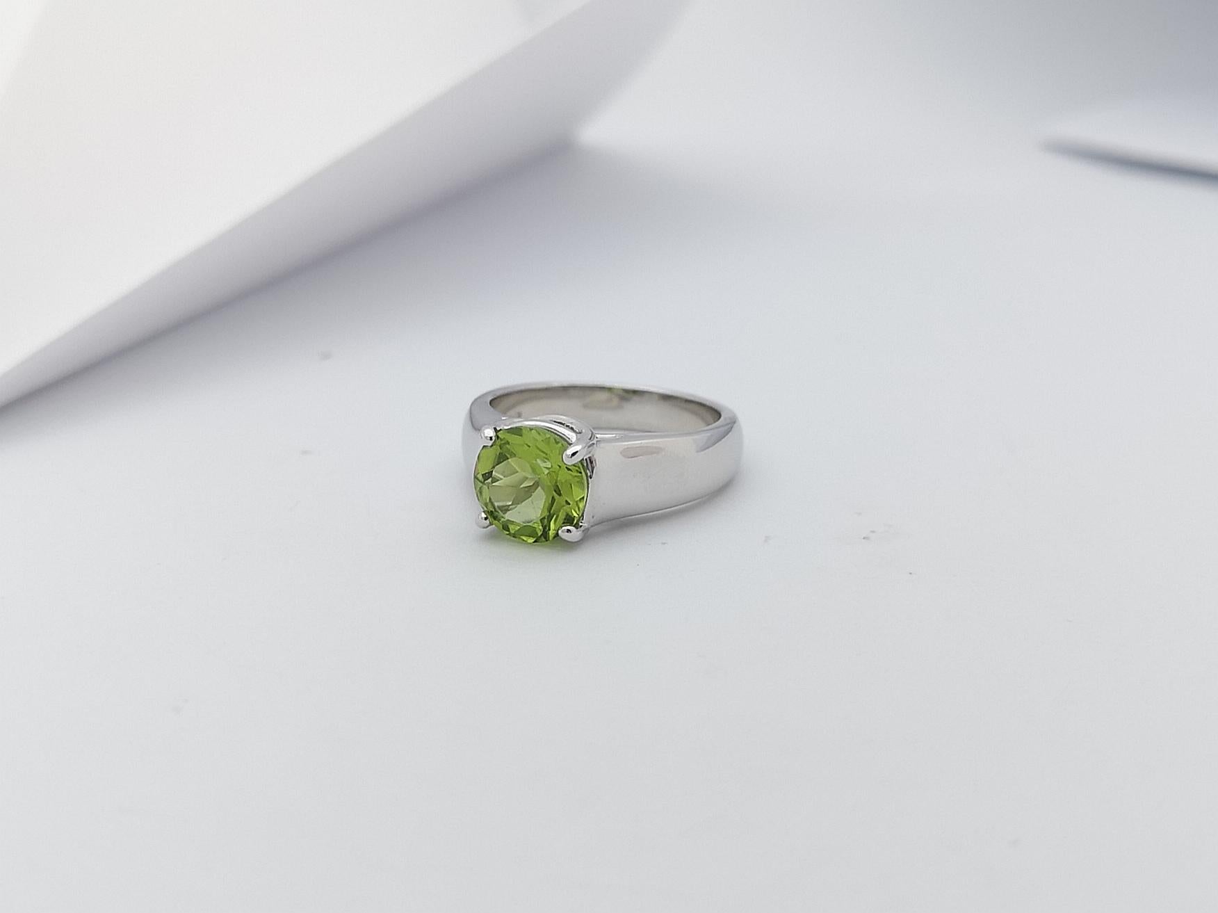 Peridot-Ring in 18 Karat Weißgold gefasst im Angebot 3