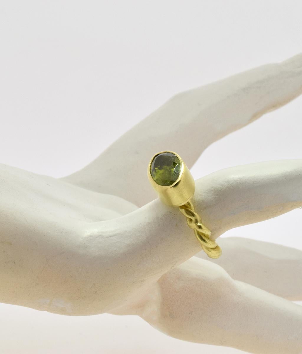 Peridot Gold Rope Ring In New Condition For Sale In New York, NY