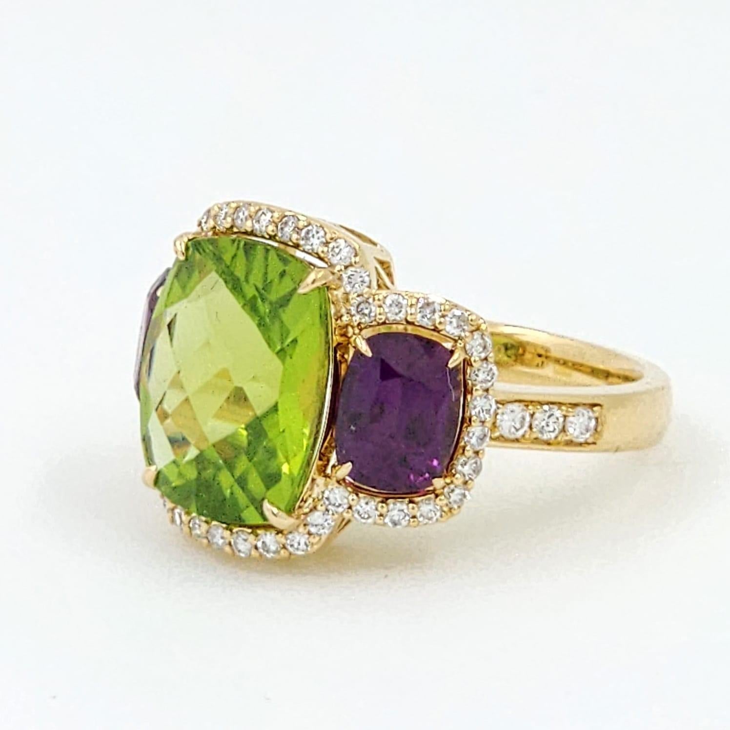 Contemporary Peridot Sapphire and Diamond Three Stones  Ring in 18 Karat Yellow Gold For Sale
