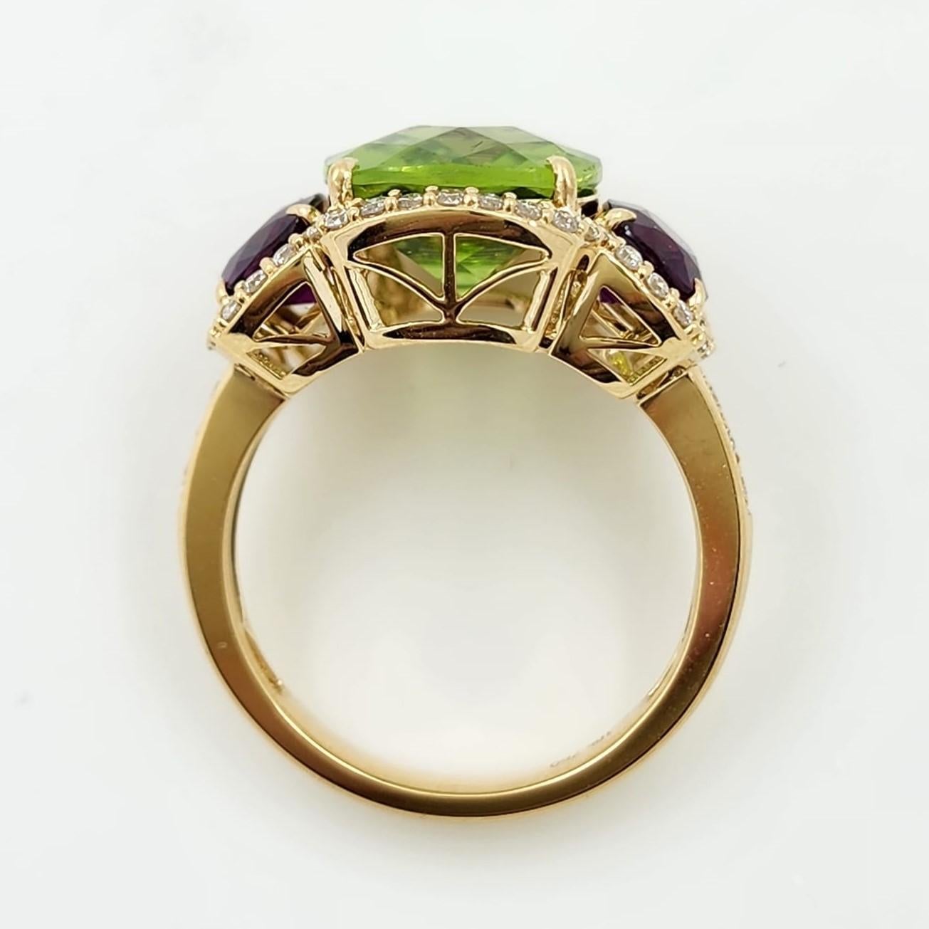 Peridot Sapphire and Diamond Three Stones  Ring in 18 Karat Yellow Gold In New Condition For Sale In Hong Kong, HK