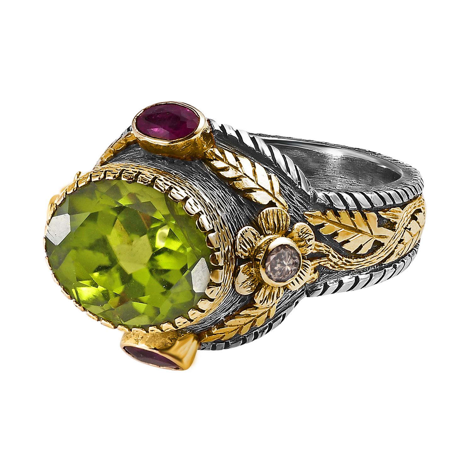 

Este anillo de cóctel de peridoto es único en su especie. 
 Tiene un hermoso peridoto central de 6,10 ct, que está rodeado de zafiros rosas y diamantes. El anillo está fabricado en plata de ley oxidada, sobredorada con motivos grabados a mano en
