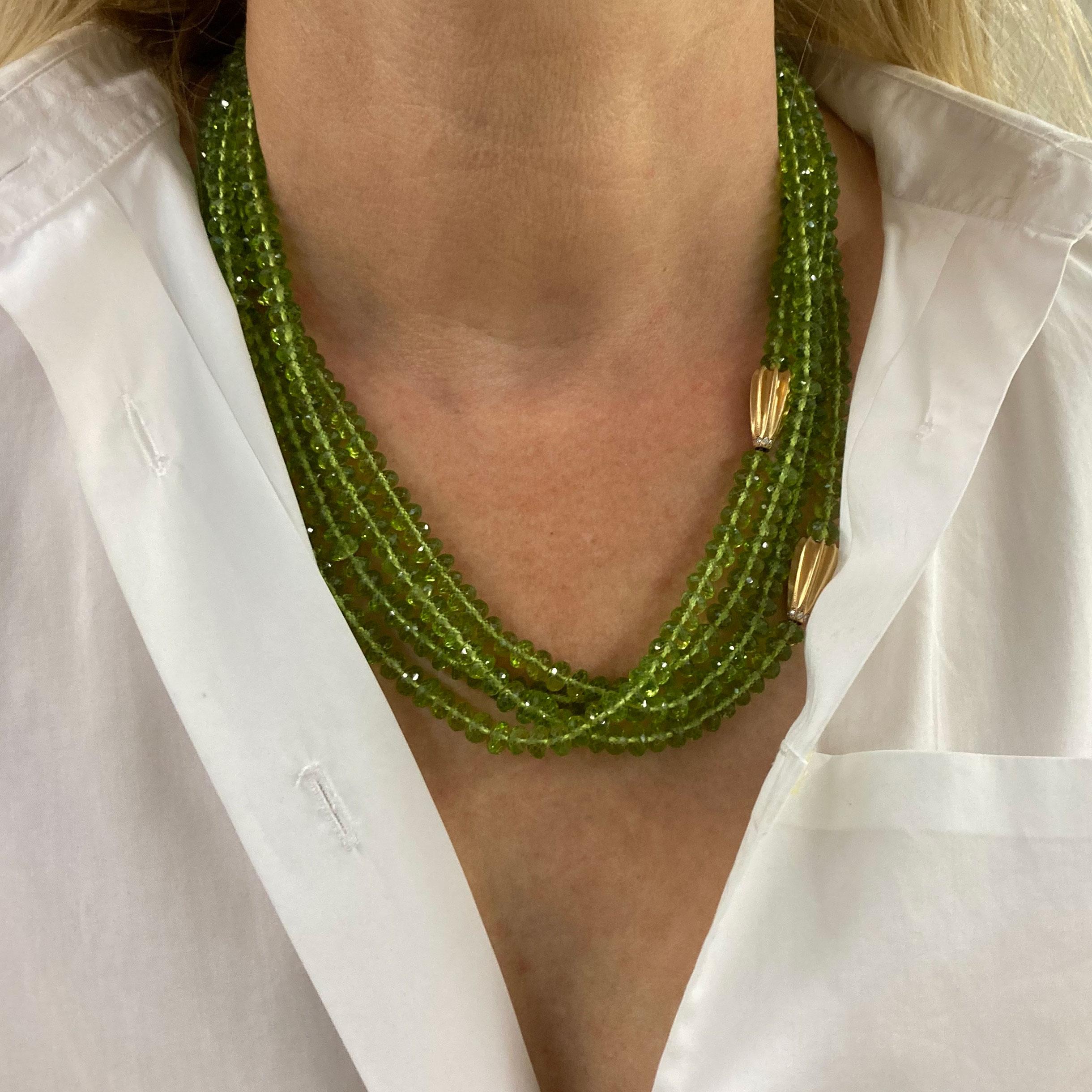 Dieses extralange Peridot-Sautoire glänzt in einem  frisches kräftiges Grün.
Sie kann in verschiedenen Stilen und Längen getragen werden, die mit den 2 Verschlüssen aus 18 Kt Rosegold verändert werden können. Das floral inspirierte Design