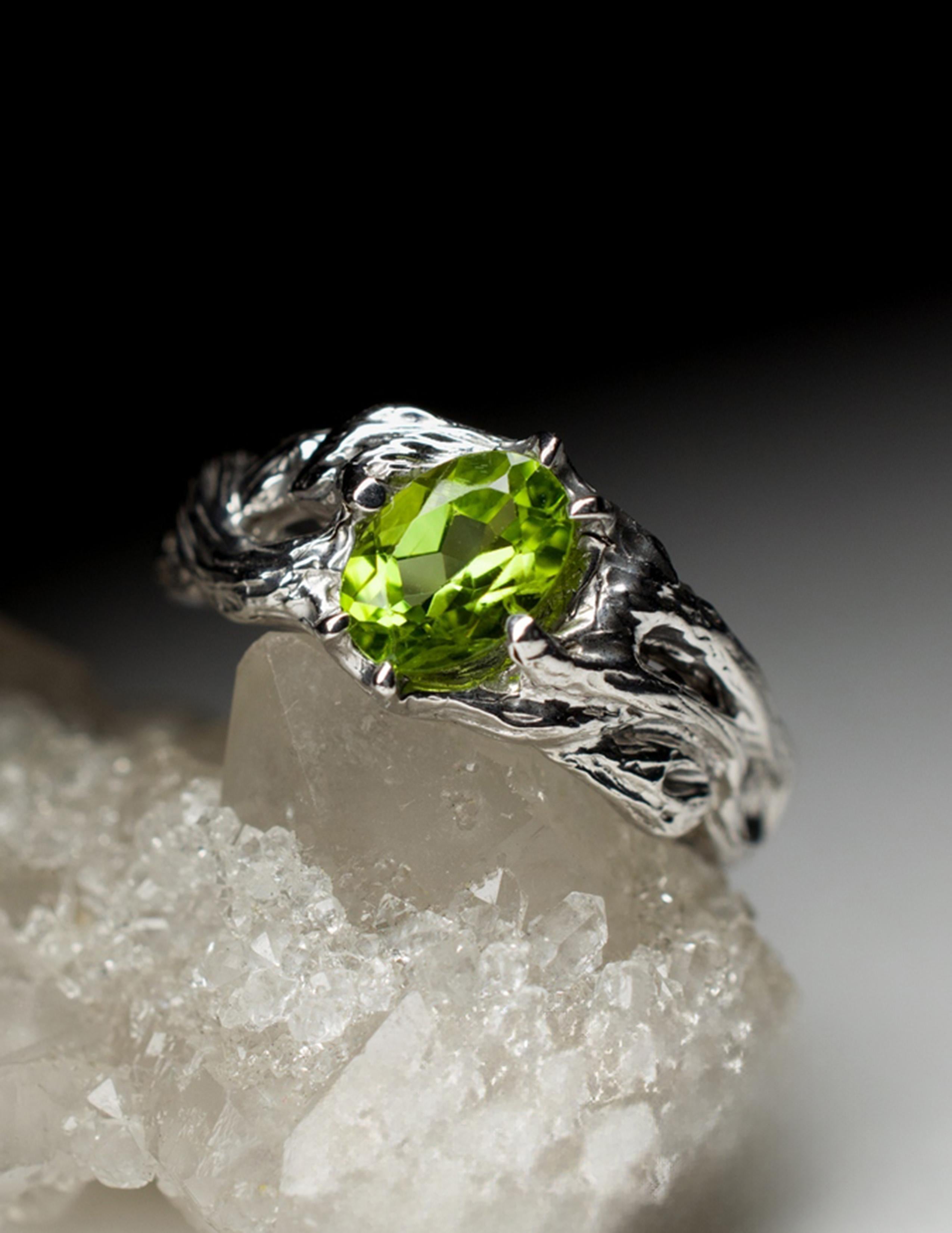 Peridot Silver Ring Fancy Oval Bright Green Natural Chinese Gemstone In New Condition For Sale In Berlin, DE