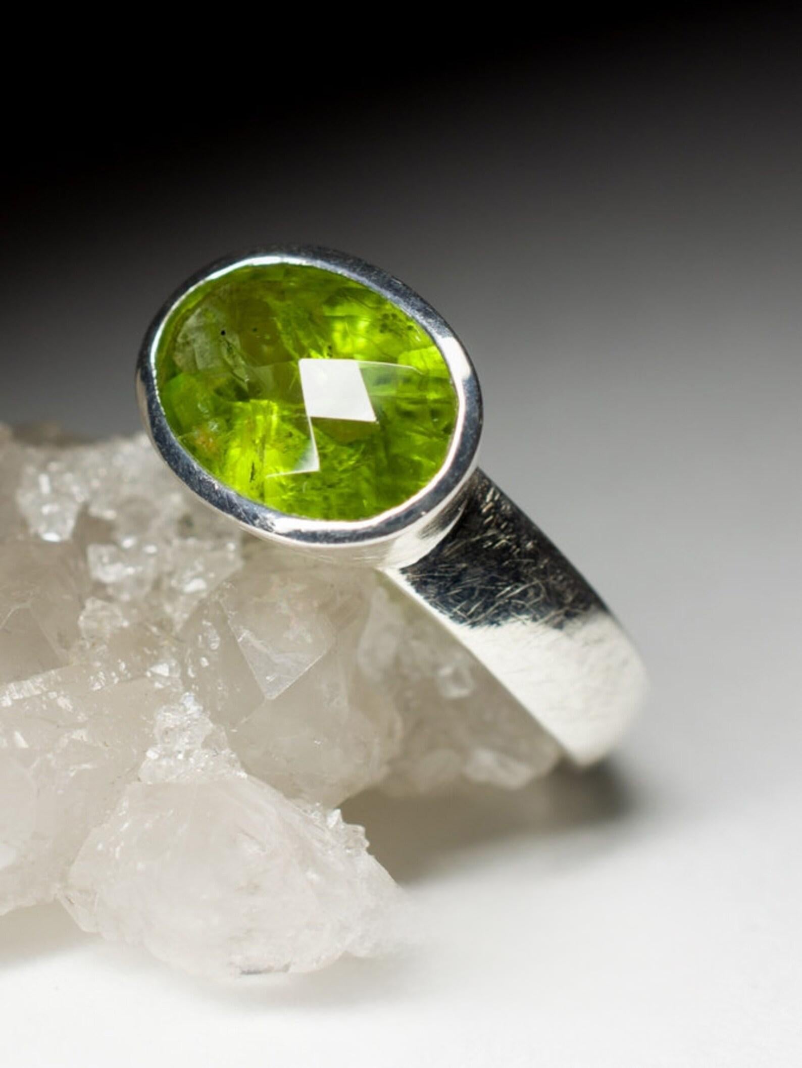 Silver ring with natural Peridot (olivine) in classic oval cut 
gemstone origin - China
stone weight - 3 ct
ring weight - 2.94 grams
ring size - 8.5
gem size is 0.12 x 0.16 x 0.24 in / 3 х 4 х 6 mm