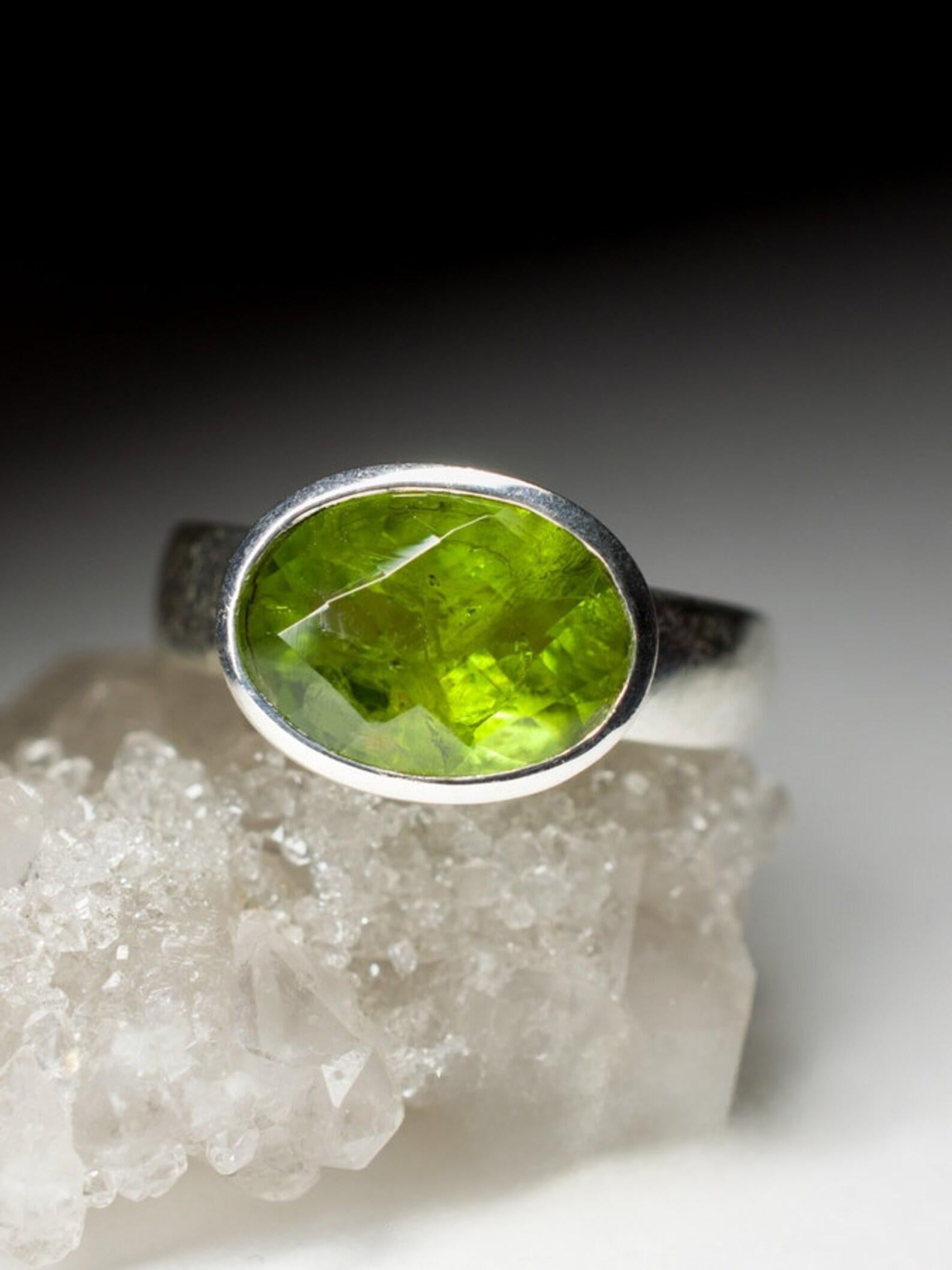 Artist Peridot Silver Ring Natural Green Olivine Chrysolite Gemstone Unisex Jewelry  For Sale