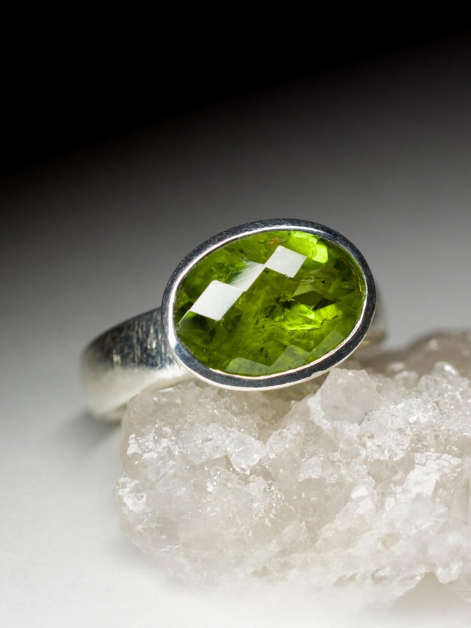 Peridot Silver Ring Natural Green Olivine Chrysolite Gemstone Unisex Jewelry  In New Condition For Sale In Berlin, DE