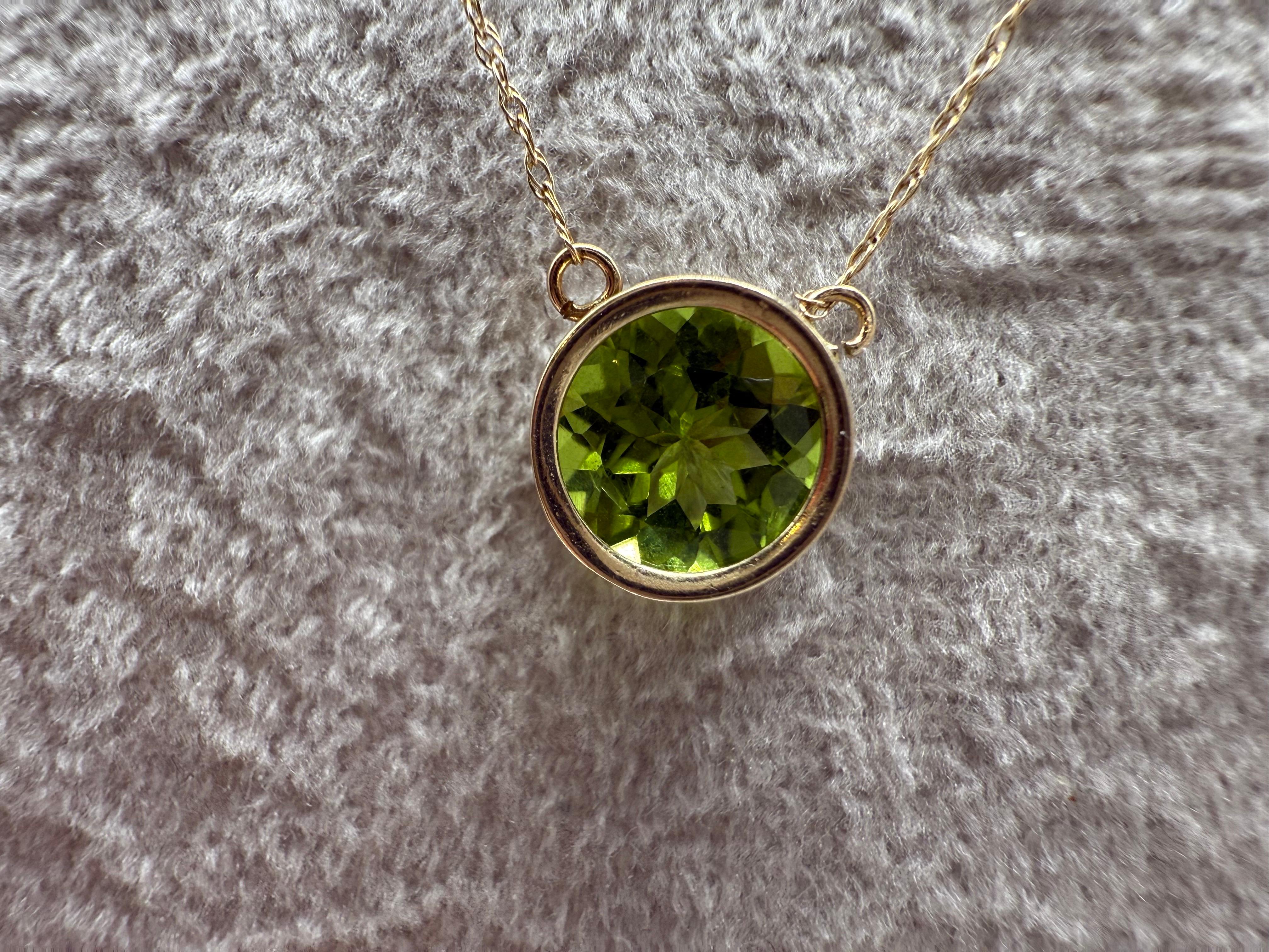 Superbe collier avec pendentif en péridot naturel en or jaune 10KT, chaîne de 18