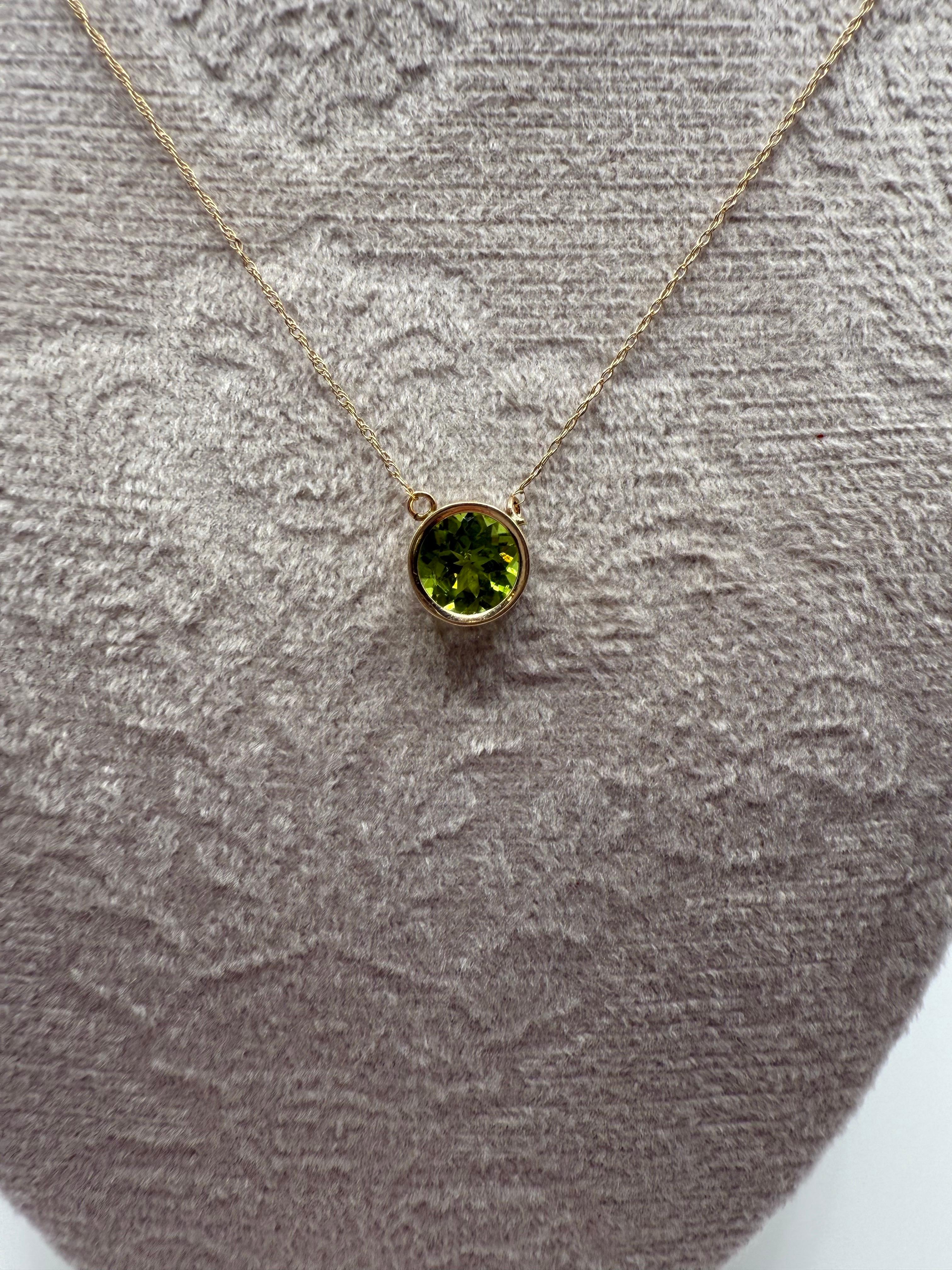 Peridot Solitaire Collier pendentif or jaune 10KT chaîne 18 Neuf - En vente à Boca Raton, FL