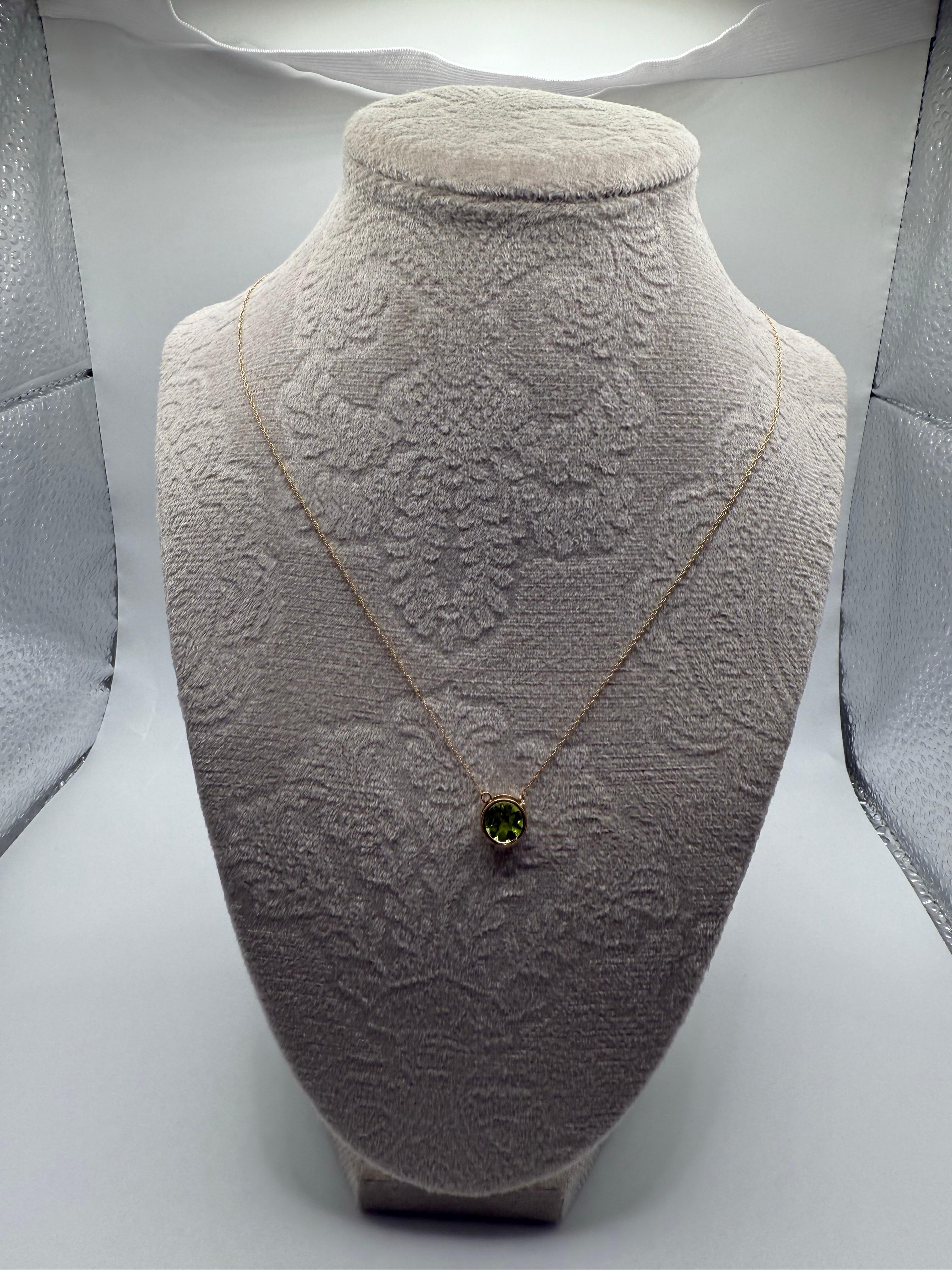 Peridot Solitaire Collier pendentif or jaune 10KT chaîne 18 Unisexe en vente