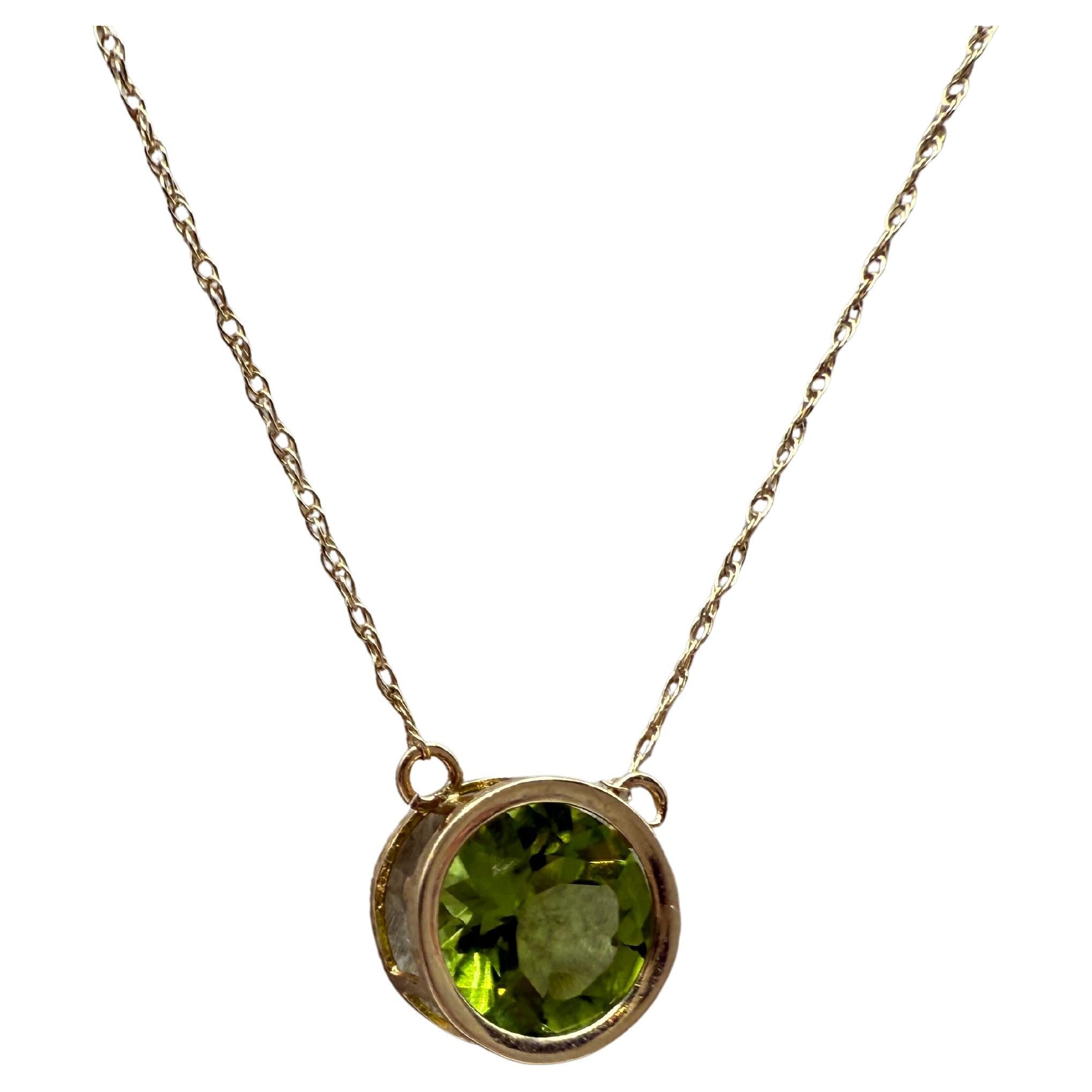 Peridot Solitaire pendant necklace 10KT yellow gold 18" chain