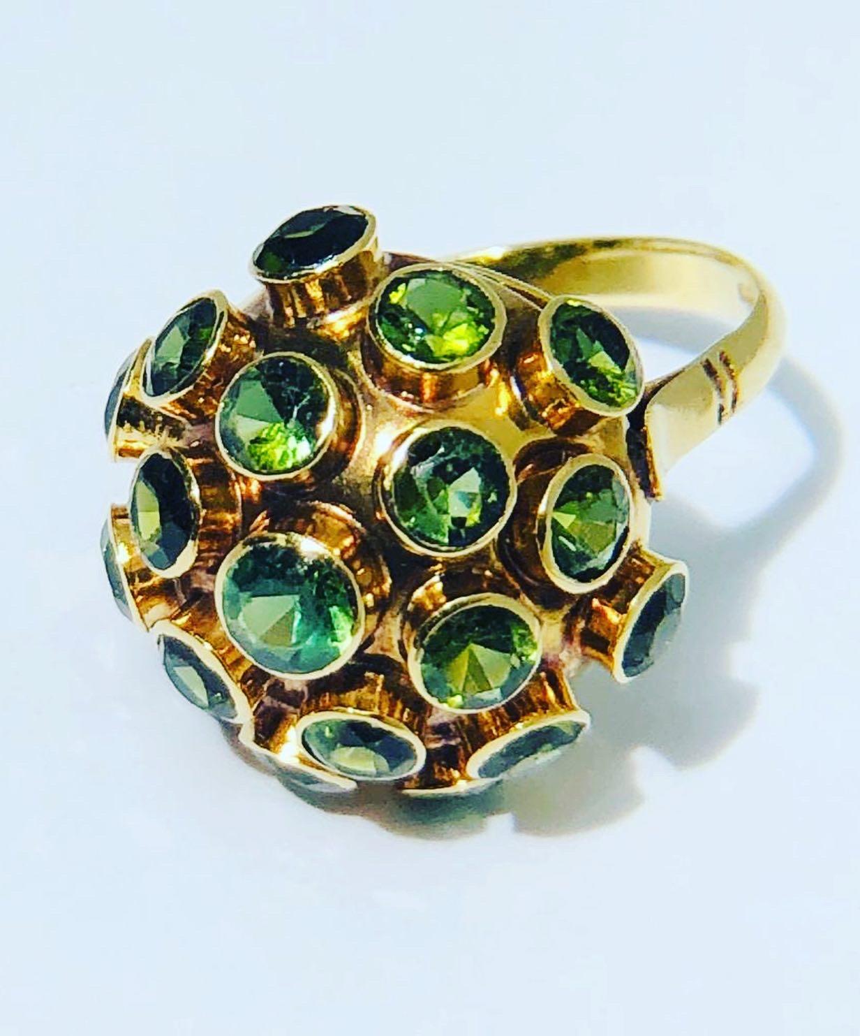 Peridot cocktail ring in the Sputnik style made in England in the 1970’s. Rose gold. Size 6. Band can be sized up or down easily.
Weighs 4 grams 