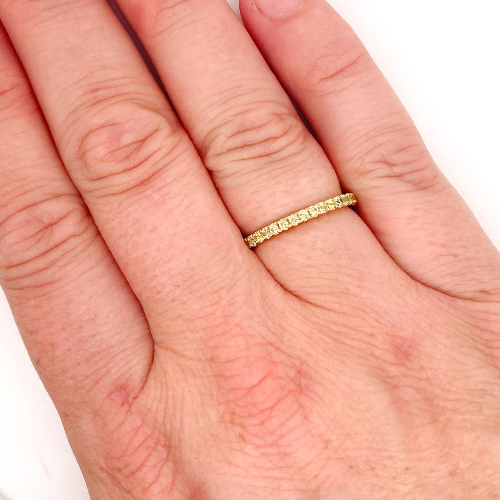 Este anillo está engastado con peridoto verde claro para un acento delgado y sutil, ¡perfecto para celebrar a un ser querido en agosto! Estas cintas se apilan perfectamente y también quedan muy bien solas. Los peridotos redondos están engastados 3/4