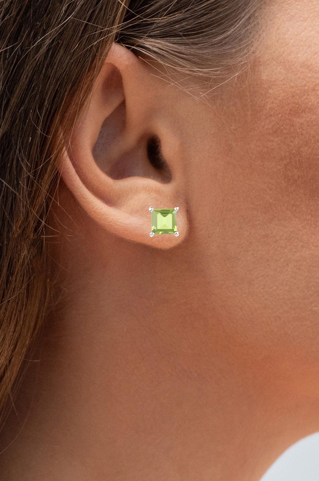 Orecchini con perno di peridoto 2,2 carati in argento placcato in rodio In condizioni ottime in vendita a Punta Gorda, FL