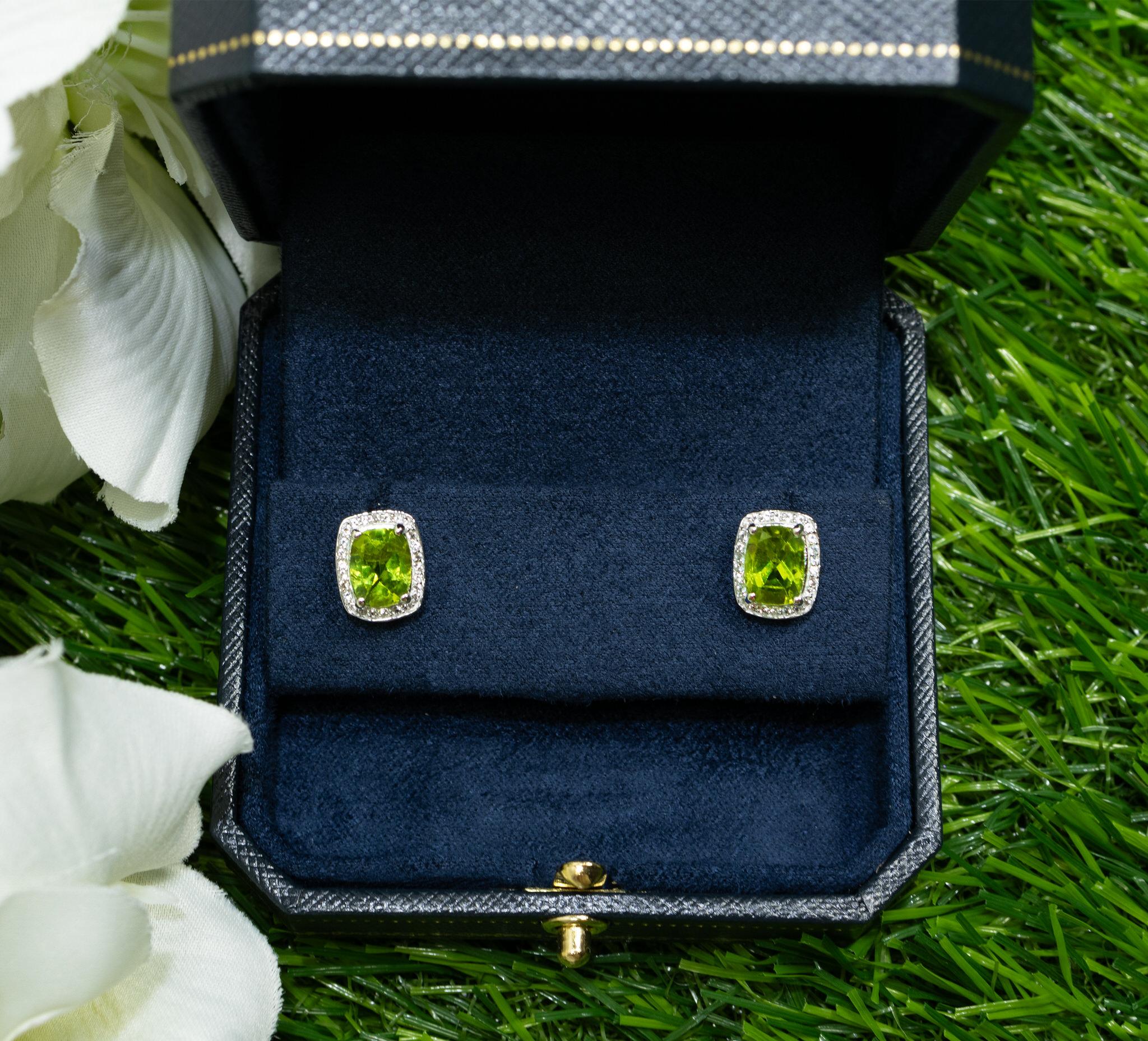 Il est accompagné d'une évaluation gemmologique par la GIA (GG/AJP).
Toutes les pierres précieuses sont naturelles.
2 péridots = 2,80 carats
52 Topaze blanche = 0,20 Carats
Métal : Argent sterling plaqué rhodium
Dimensions : 11 x 9 x 6 mm