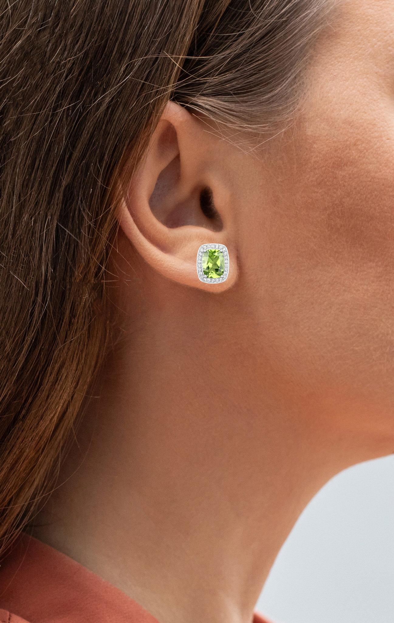Contemporain Clous d'oreilles en argent sterling avec péridot, topaze blanche et halo de 3 carats en vente