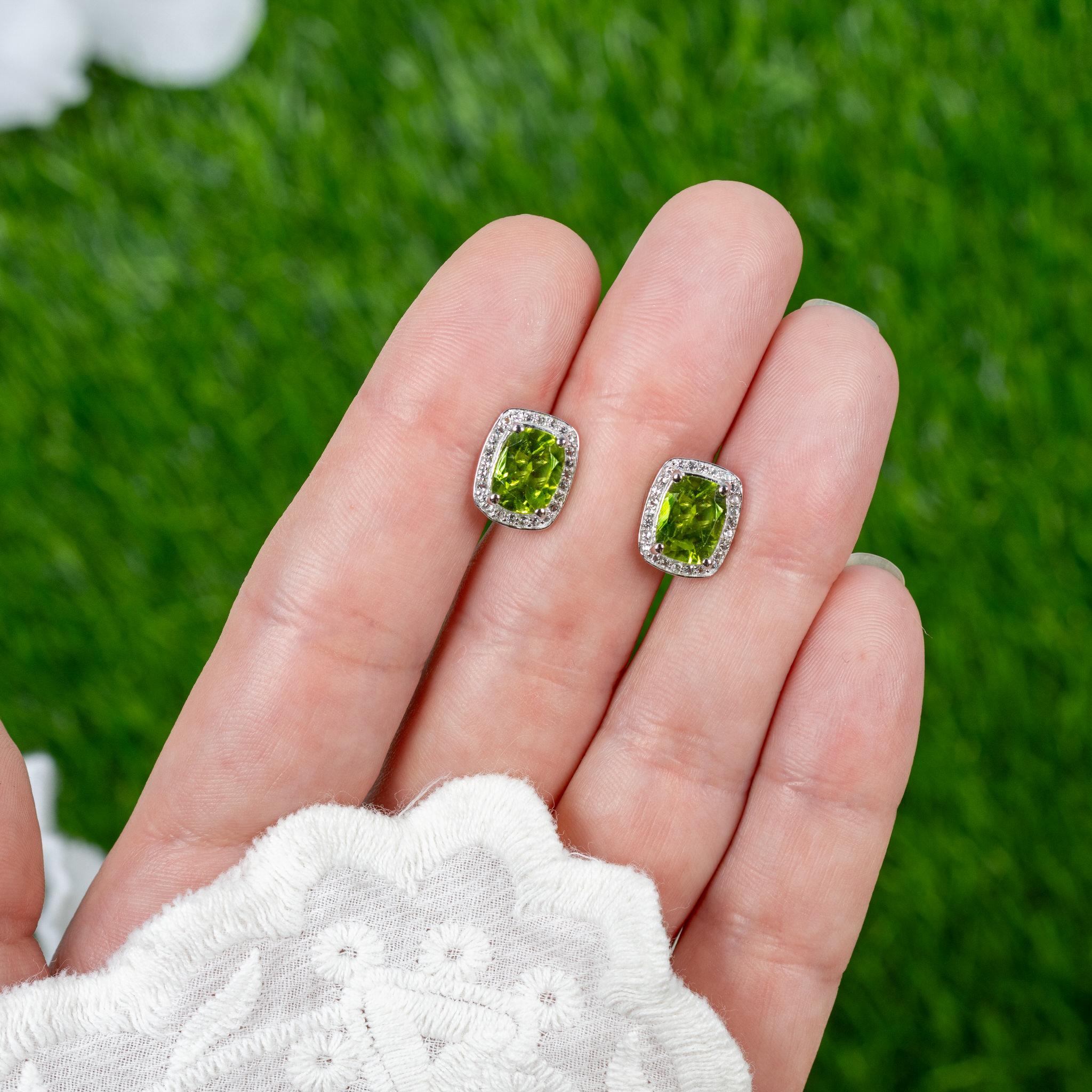 Taille coussin Clous d'oreilles en argent sterling avec péridot, topaze blanche et halo de 3 carats en vente