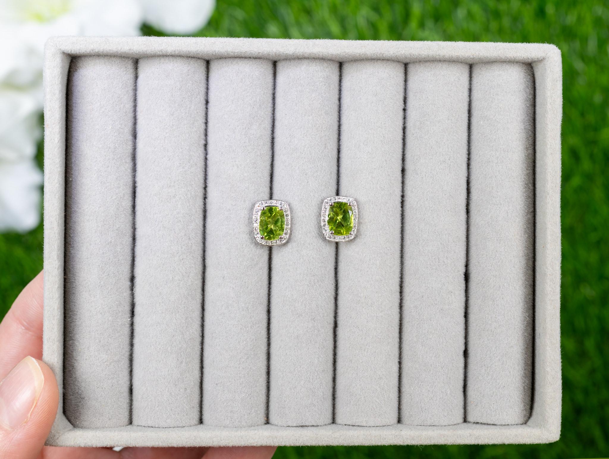 Clous d'oreilles en argent sterling avec péridot, topaze blanche et halo de 3 carats Excellent état - En vente à Aliso Viejo, CA
