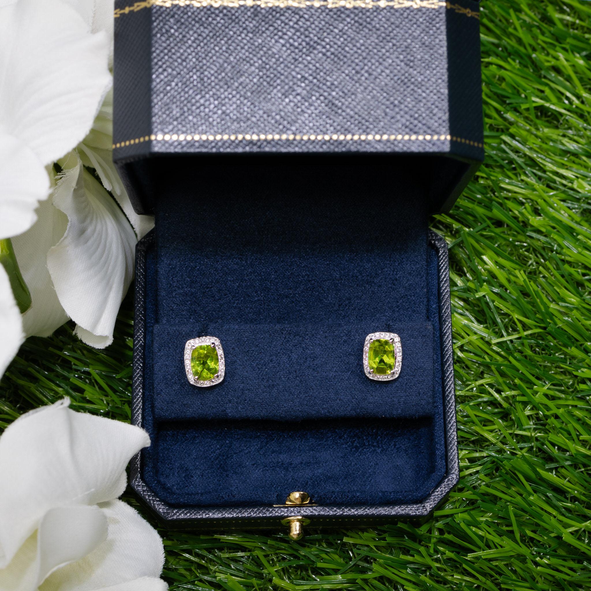 Orecchini con perno di peridoto Topazio bianco aureolato 3 carati A. Silver in vendita 1