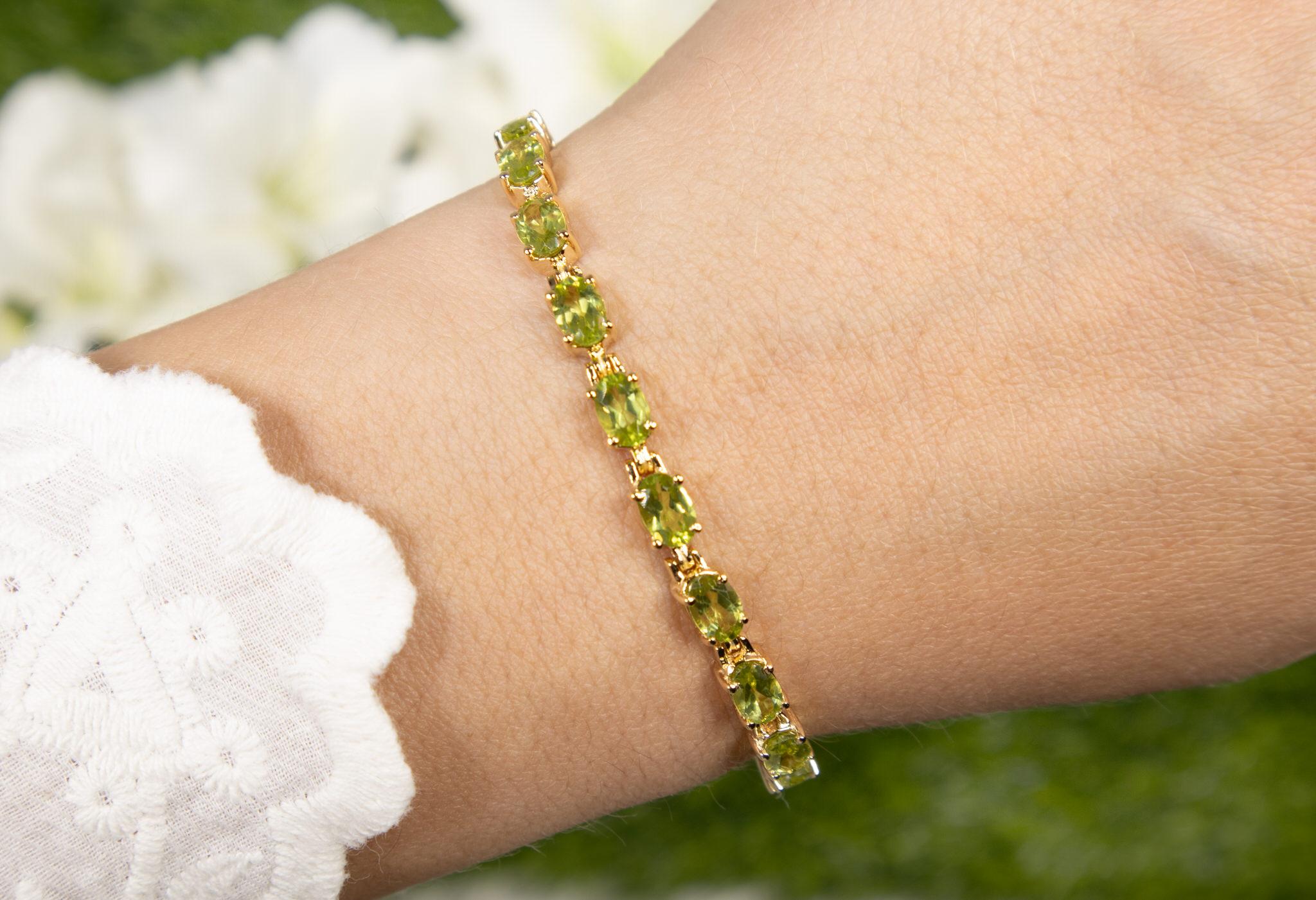 Viene fornito con la valutazione gemmologica GG/AJP.
Tutte le pietre sono naturali
21 Peridoto = 8,60 Carati
Metallo: Argento 925 placcato in oro giallo 14K
Lunghezza: 7 pollici
