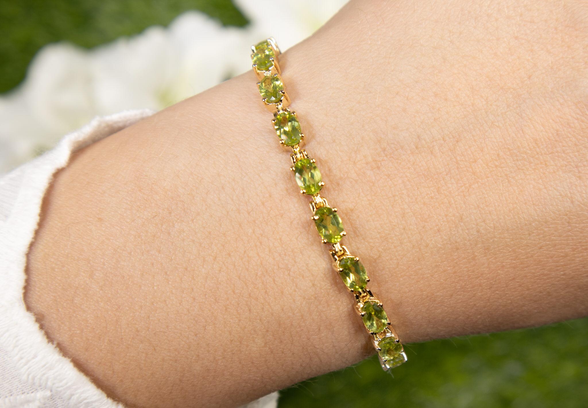 Taglio ovale Bracciale Tennis con Peridoto 8,6 Carati Taglio Ovale Argento Placcato Oro Giallo 14K in vendita