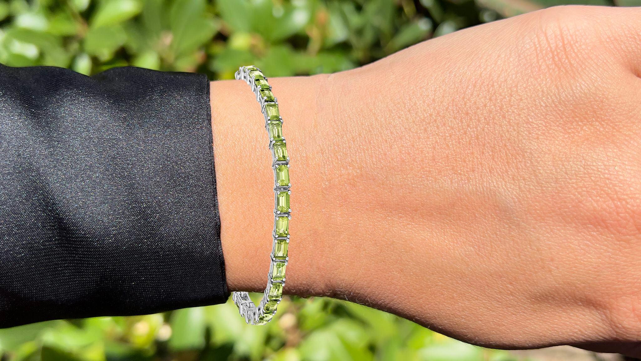 It comes with the Gemological Appraisal by GIA GG/AJP
All gemstones are natural
31 Peridot = 8.67 Carats
Metal: Rhodium Plated Sterling Silver
Length: 7 Inches
*It can be shortened upon request