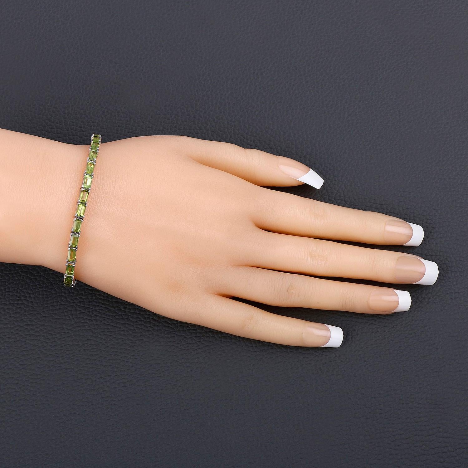Pulsera de peridoto 8.67 quilates Plata de Ley Corte esmeralda en venta