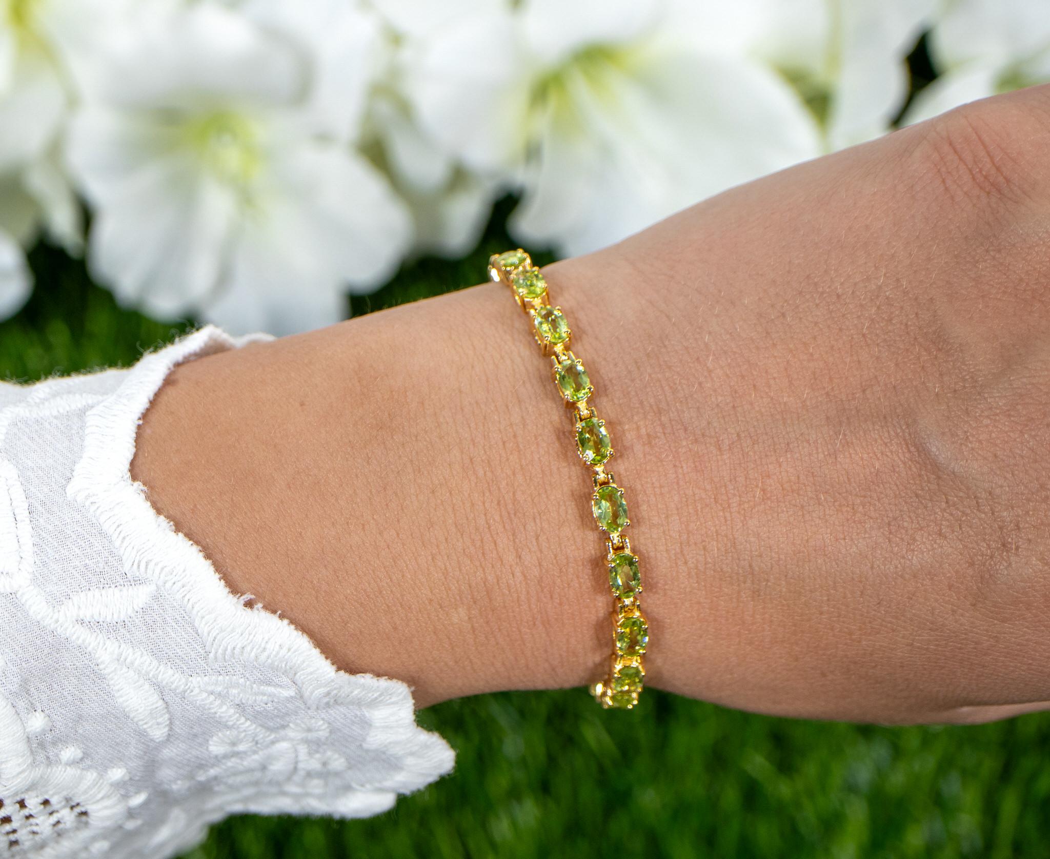 It comes with the Gemological Appraisal by GIA GG/AJP
All Gemstones are Natural
21 Peridots = 9.03 Carats
Metal: 18K Yellow Gold Plated Sterling Silver
Length: 7 Inches