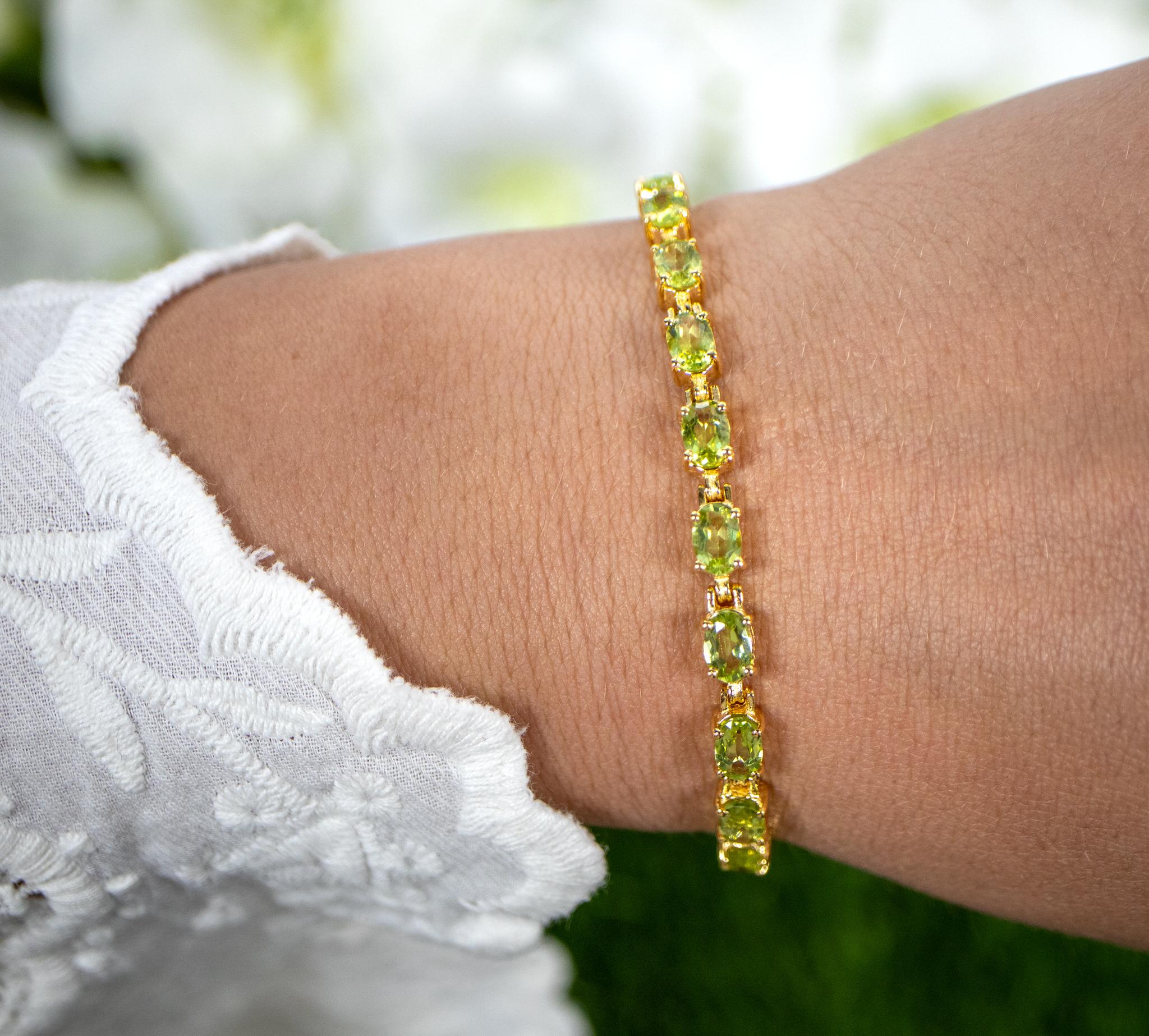 Taille ovale Bracelet tennis en argent sterling plaqué or jaune 18 carats avec péridot 9,03 carats en vente