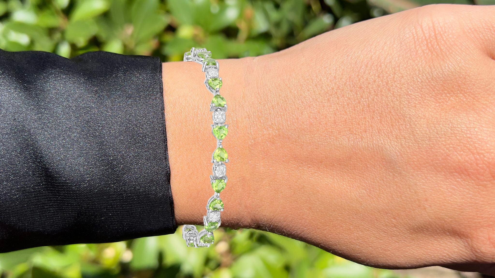 Il est accompagné d'une évaluation gemmologique par la GIA (GG/AJP).
Toutes les pierres précieuses sont naturelles.
22 péridots = 9,65 carats
11 diamants = 0,10 carats
Métal : Argent sterling plaqué rhodium
Longueur : 7,25 pouces
Il peut être
