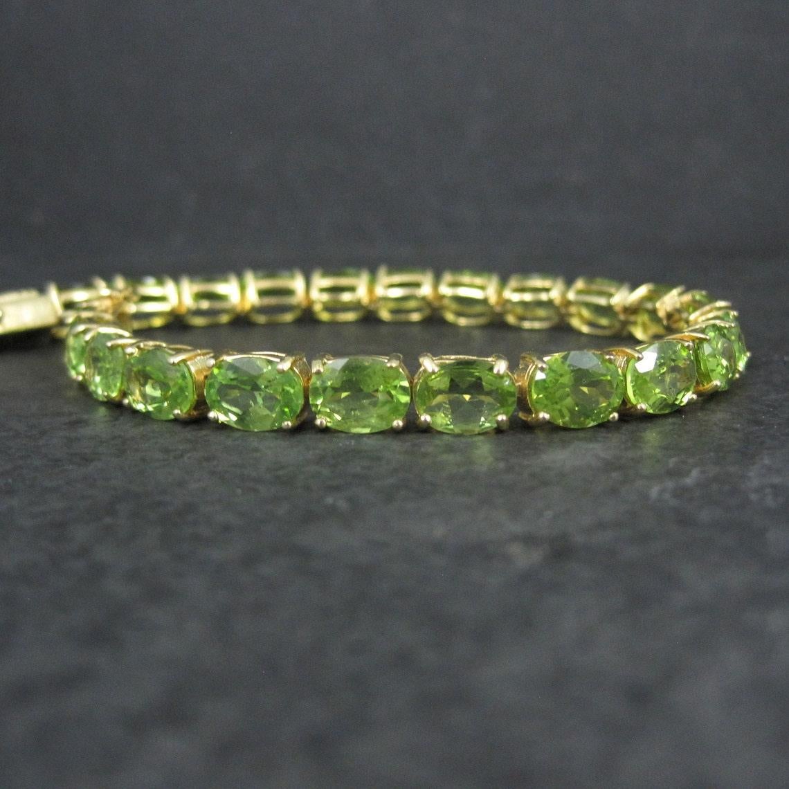 Esta magnífica pulsera de herencia es de oro vermeil sobre plata de ley.
Presenta 22 gemas de peridoto de talla oval de 6x8 mm con un valor estimado de 29,7 quilates.
Esta pulsera mide 1/4 de pulgada de ancho y mide 7 1/2 pulgadas ponibles.
Peso: