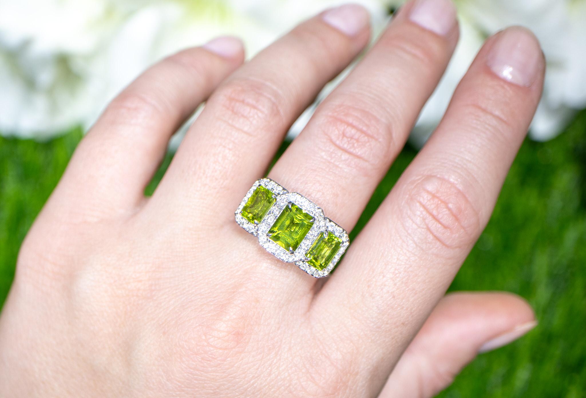 Anillo Peridoto Tres Piedras Engaste Diamante 5,14 Quilates Oro 18K Contemporáneo en venta