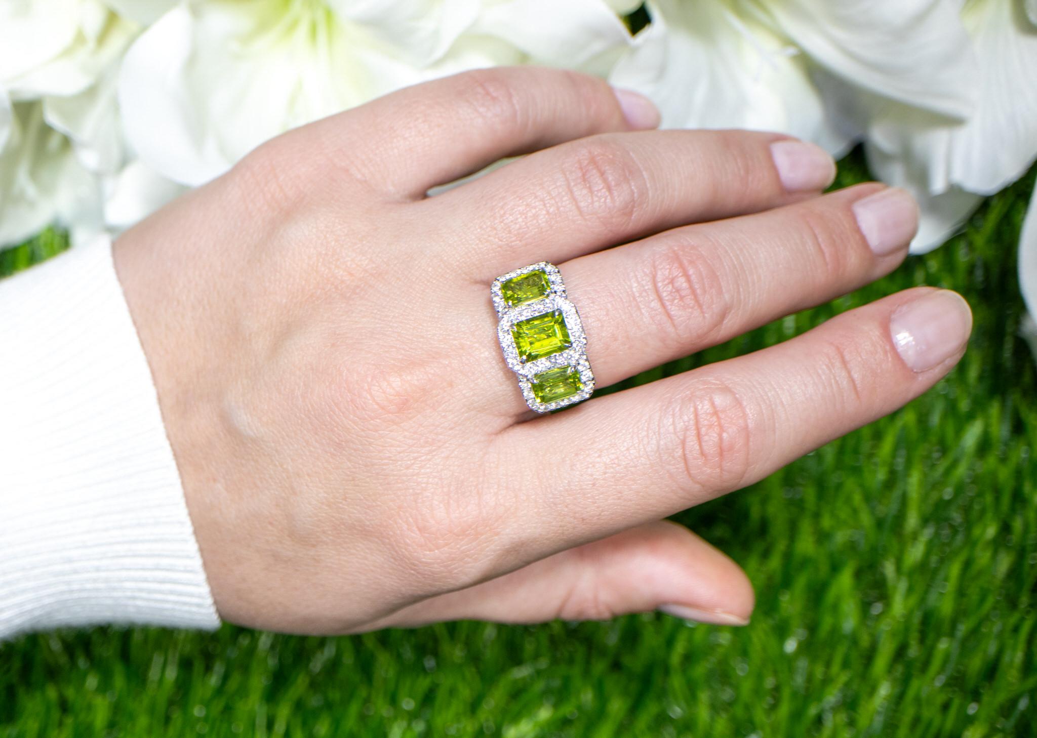 Peridot Three Stone Ring Diamond Setting 5.14 Carats 18K Gold In Excellent Condition For Sale In Laguna Niguel, CA