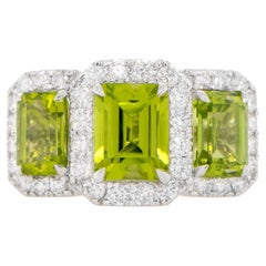 Anello con tre pietre di peridoto con incastonatura di diamanti da 5,14 carati in oro 18 carati
