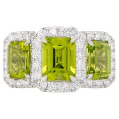 Bague à trois pierres en péridot serti de diamants 5,14 carats or 18K