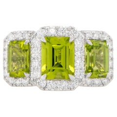Anello con tre pietre di peridoto con incastonatura di diamanti da 5,14 carati in oro 18 carati