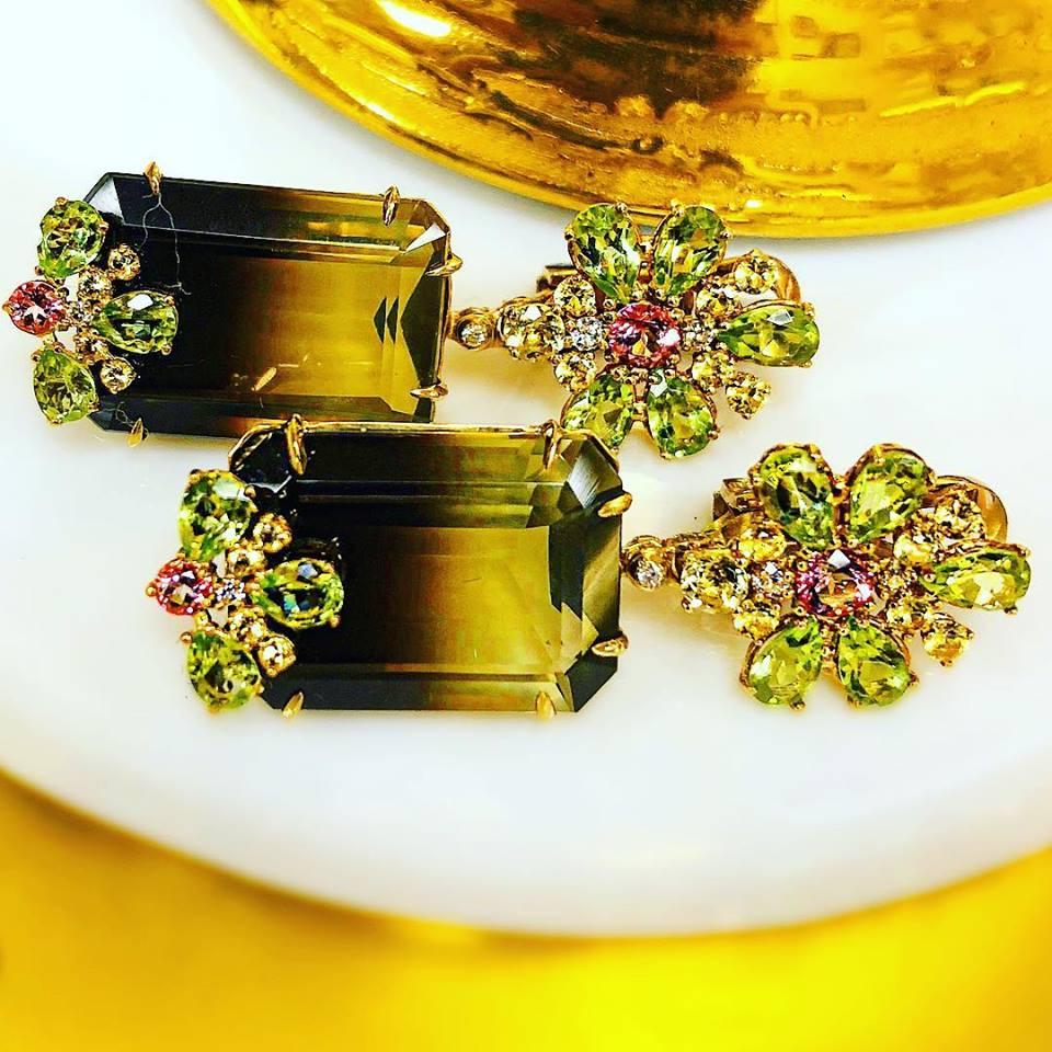 Boucles d'oreilles péridot topaze saphir diamant en or See One sur Scarlett Johansson en vente 1