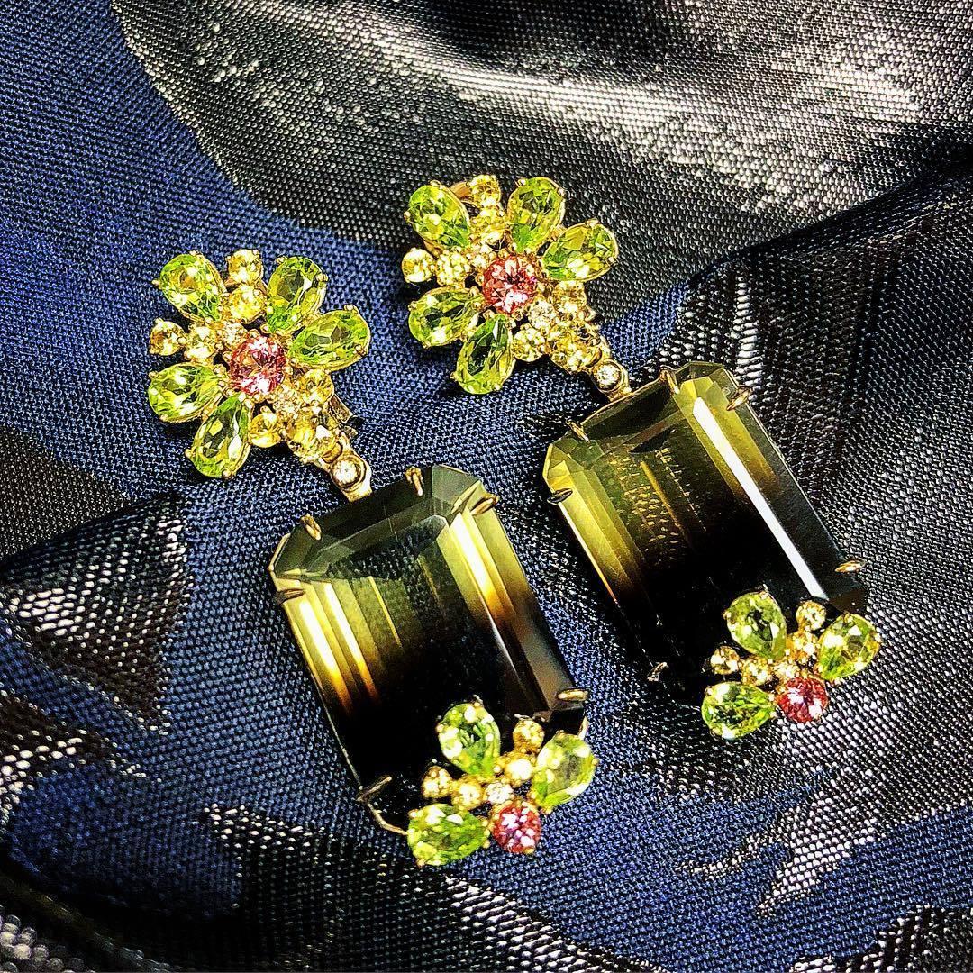 Boucles d'oreilles péridot topaze saphir diamant en or See One sur Scarlett Johansson en vente 2
