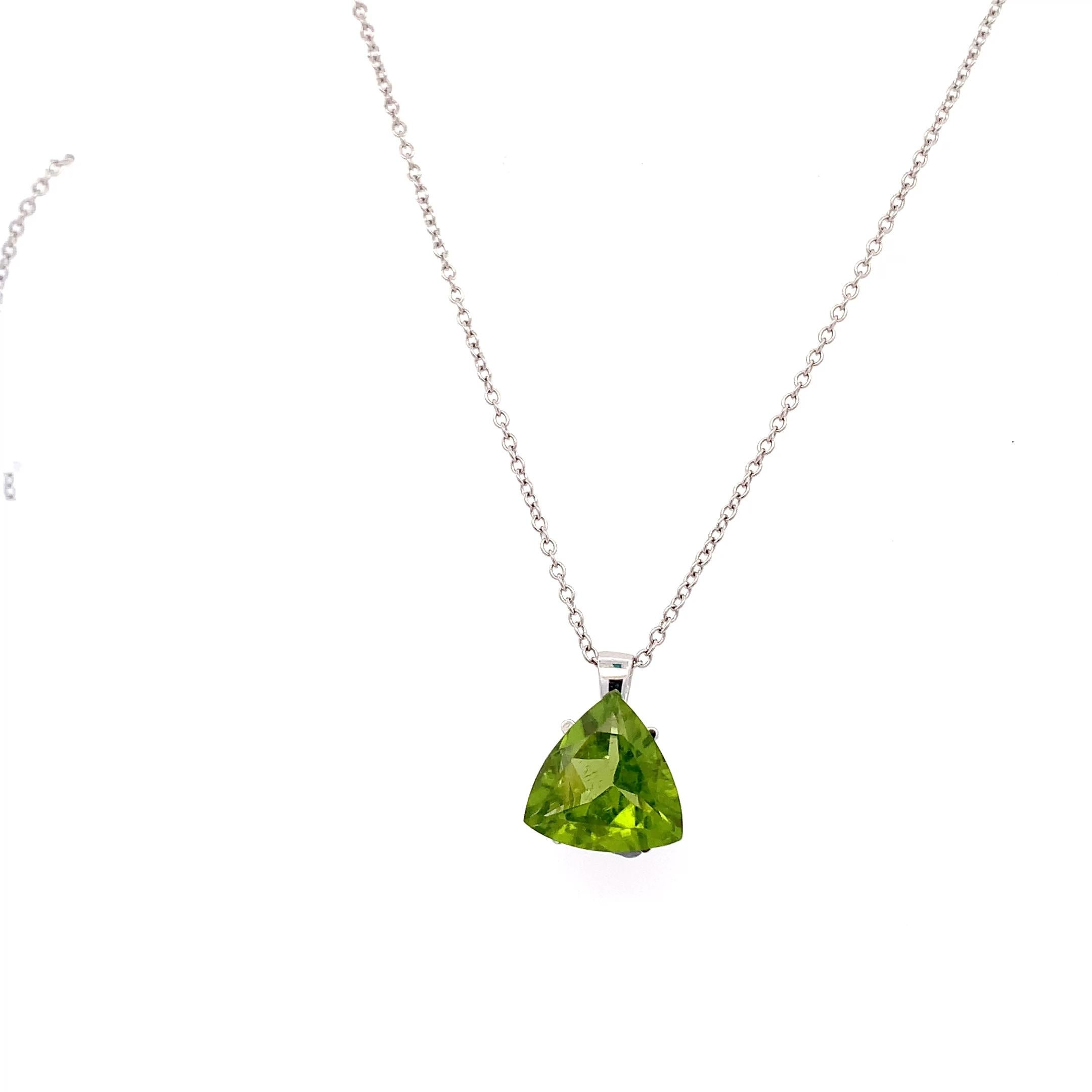 Trillion Cut Peridot trillion gemstone pendant necklace 18k white gold For Sale