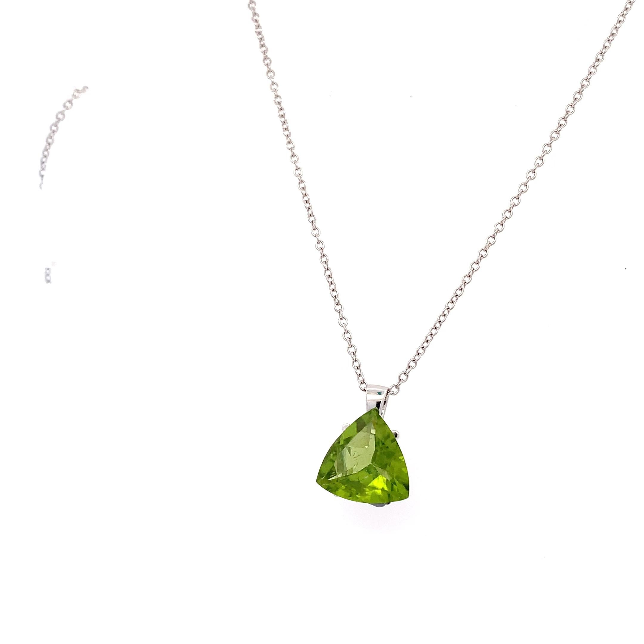 Peridot trillion gemstone pendant necklace 18k white gold In New Condition For Sale In London, GB