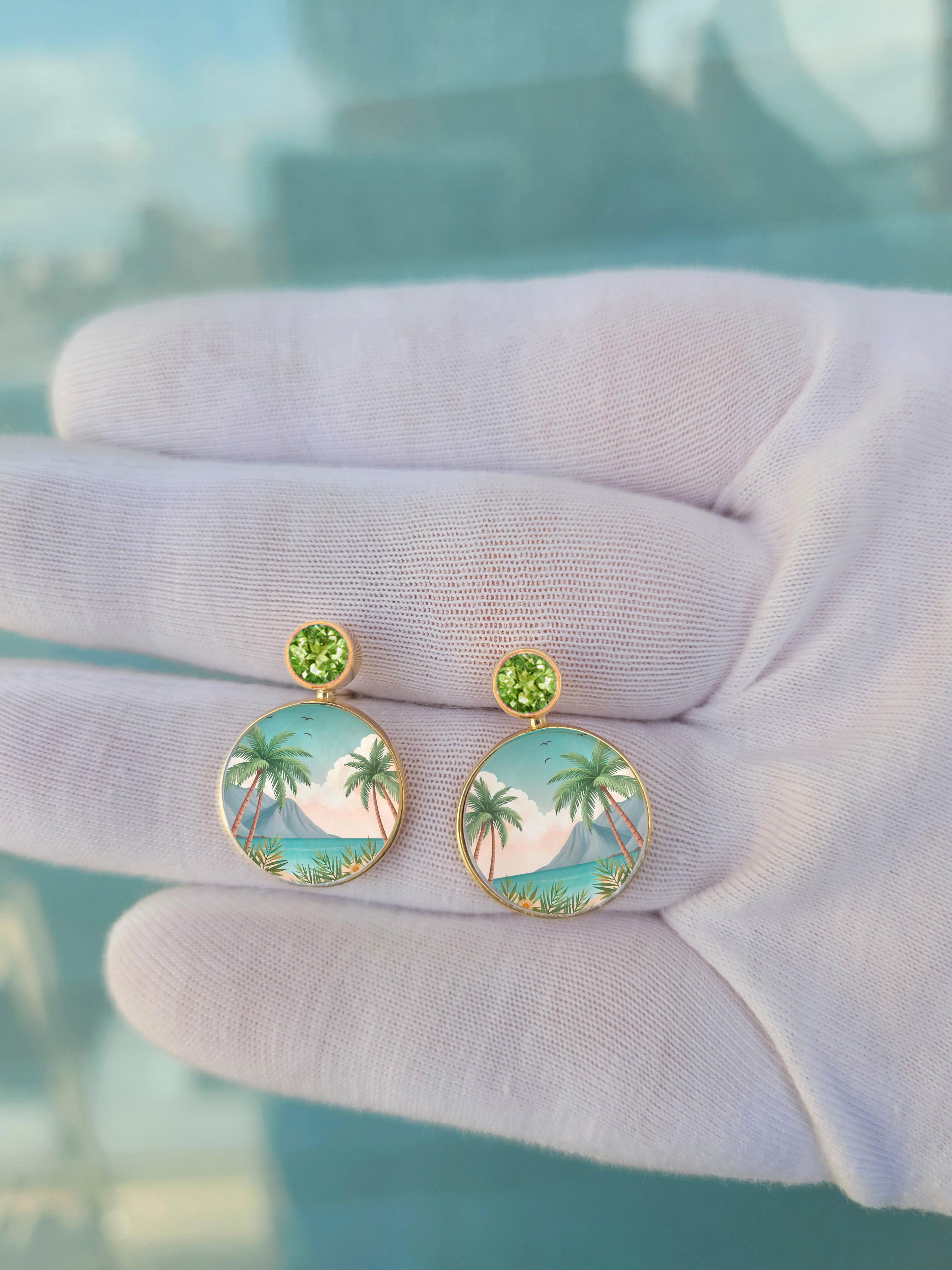 Peridoto, playa tropical con pintura de palmeras, pendientes de madreperla. Moderno en venta