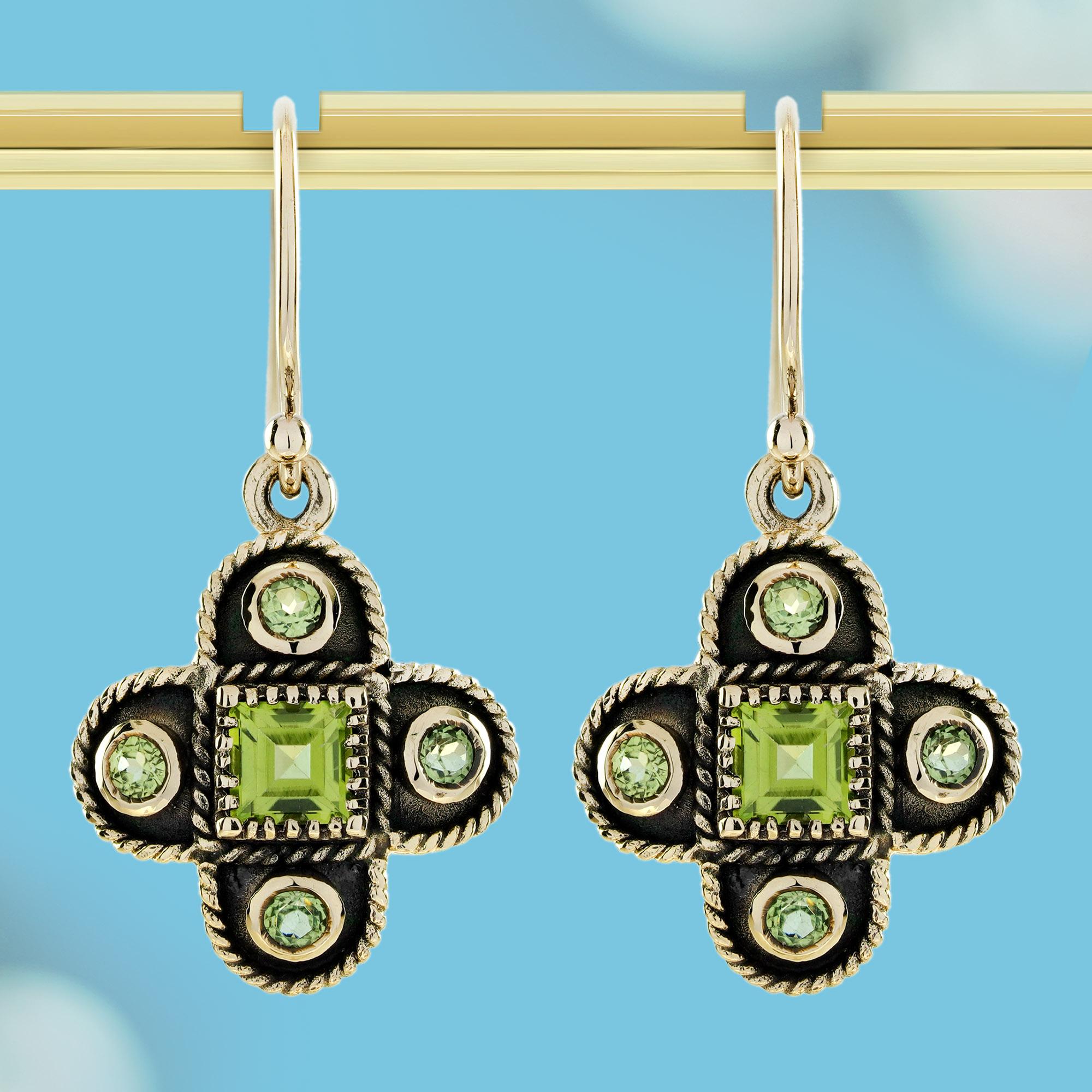 Ein zeitloses Stück, das das Wesen der Schönheit und Eleganz der Natur einfängt. Im Herzen jedes Ohrrings spiegeln die leuchtend grünen Peridote die Frische des Frühlings wider und symbolisieren Erneuerung, Wachstum und Fülle. Ihr lebendiger Farbton