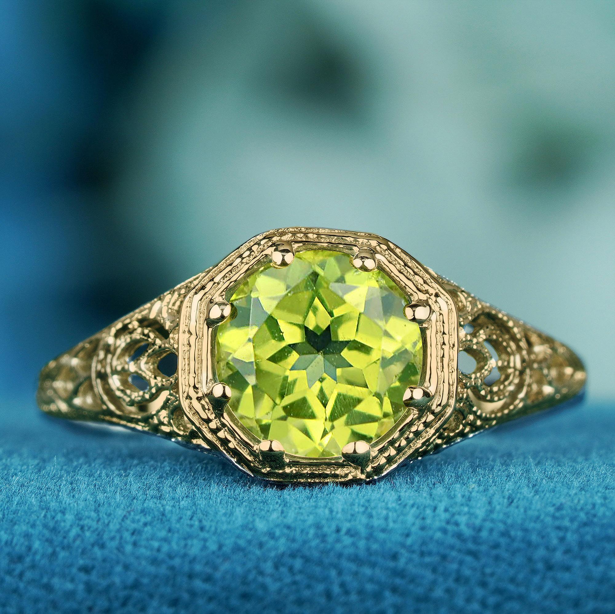 Découvrez la beauté de la nature avec cette bague filigrane de style vintage en péridot naturel en or jaune 9K massif. Le péridot vibrant au centre capture l'essence des teintes vertes fraîches, symbolisant la vitalité, le renouveau et l'énergie. 